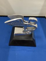 A CHROME BENTLEY 'B' ON WOODEN BASE, HEIGHT 10CM