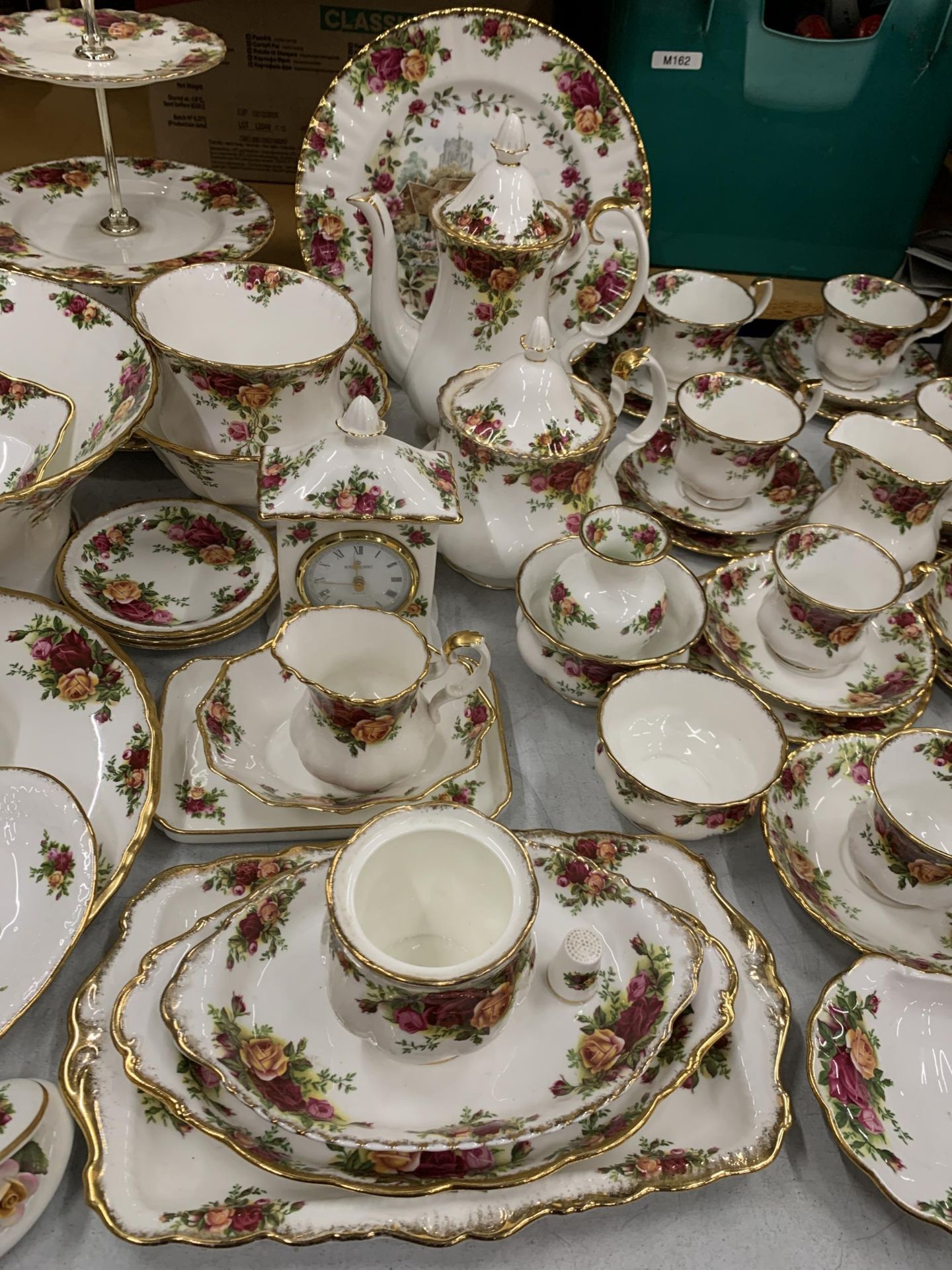 A VERY LARGE COLLECTION OF ROYAL ALBERT OLD COUNTRY ROSES TO INCLUDE TRIOS, JUGS, SUGAR BOWLS, - Image 3 of 9