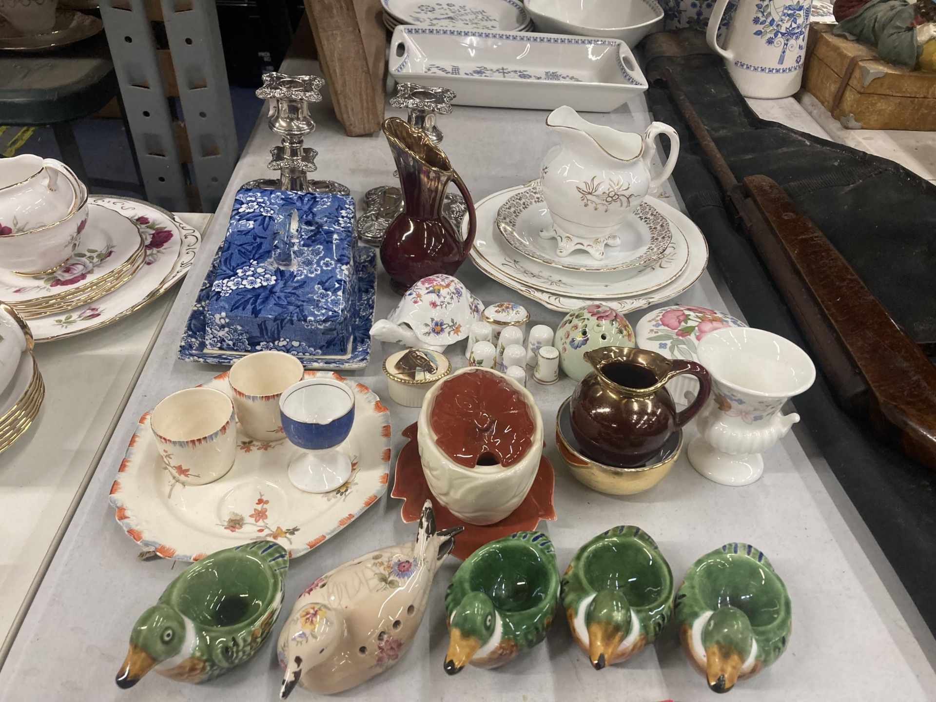 A QUANTITY OF CERAMICS TO INCLUDE WEDGWOOD AND A PAIR OF SILVER PLATED CANDLESTICKS