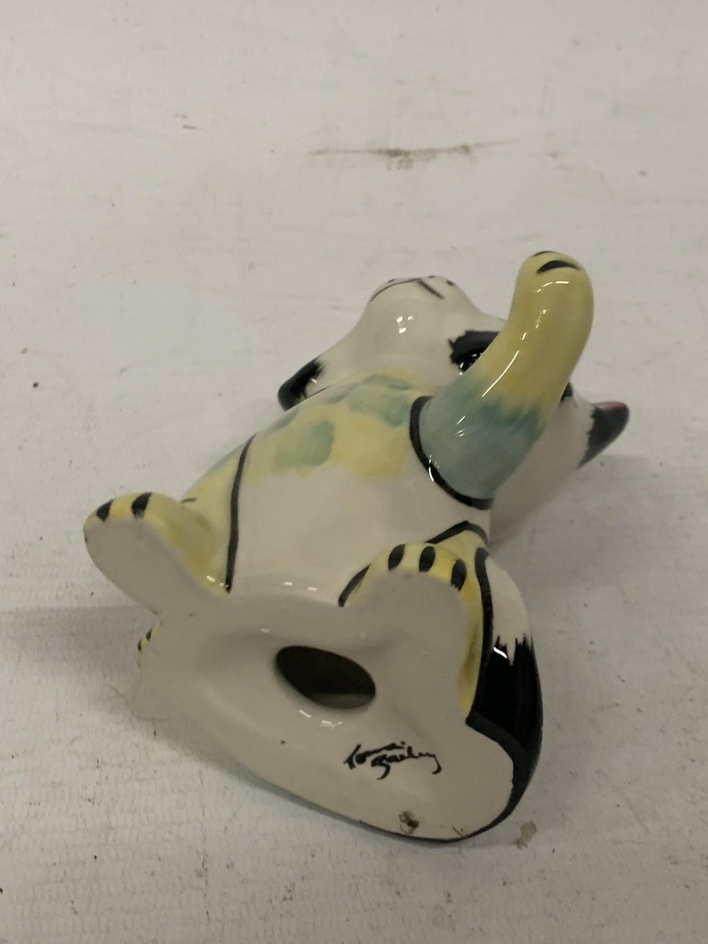 A LORNA BAILEY HAND PAINTED AND SIGNED CAT AND BEE FIGURE - Image 3 of 3