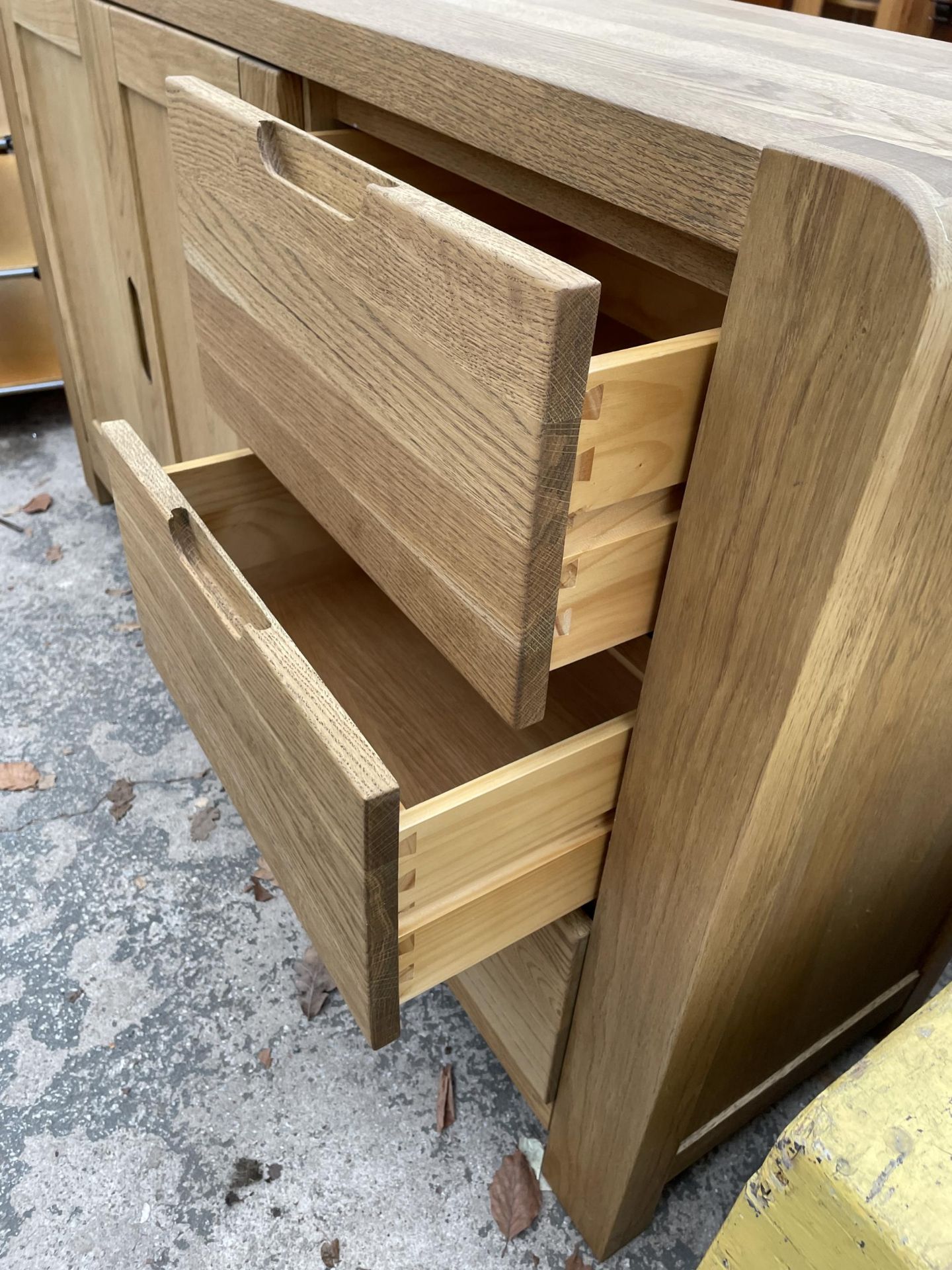 A GOLBAL HOME OAK SIDEBOARD WITH ROUNDED CORNERS ENCLOSING THREE DRAWERS AND TWO CUPBOARDS 55" WIDE - Image 3 of 4