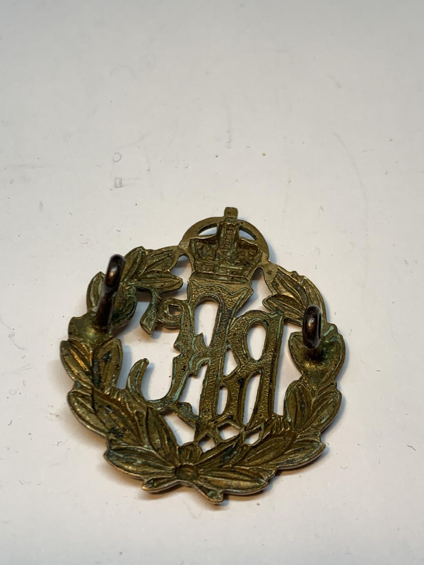 A ROYAL FLYING CORP CAP BADGE - Image 2 of 2