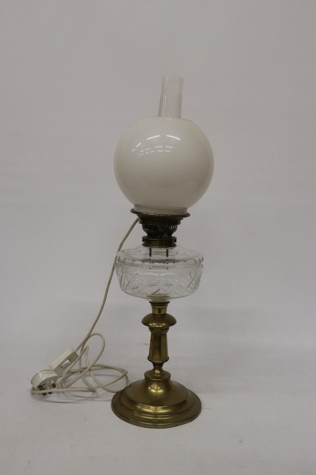 A 19TH CENTURY OIL LAMP CONVERTED TO ELECTRIC WITH A BRASS BASE, CLEAR CUT GLASS RESERVOIR, MILK - Image 4 of 8