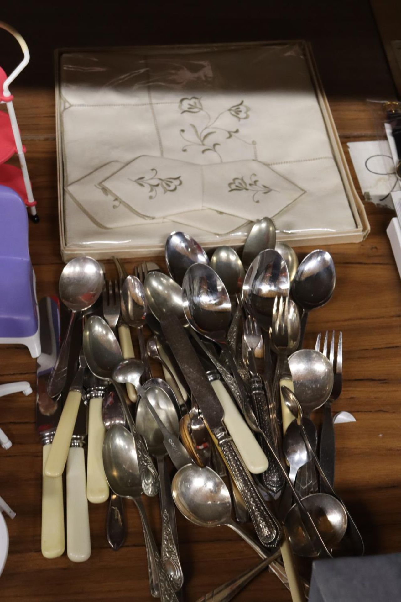 A QUANTITY OF FLATWARE AND A BOXED VINTAGE NAPKIN SET