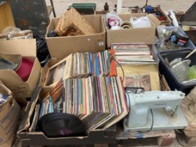 AN ASSORTMENT OF HOUSEHOLD CLEARANCE ITEMS