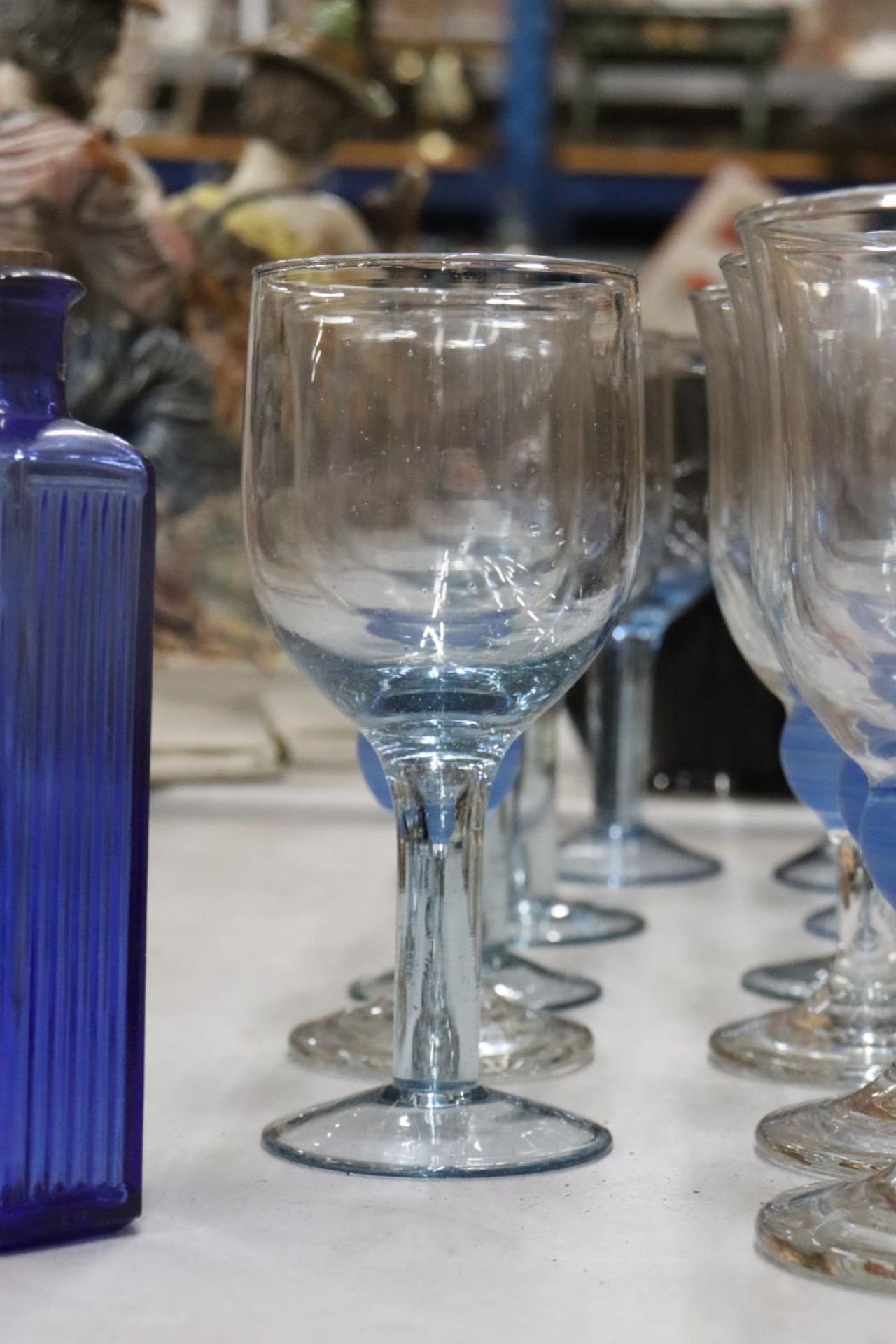 VARIOUS BLUE GLASS ITEMS TO INCLUDE GLASSES, BOWL AND BOTTLE - Image 6 of 8