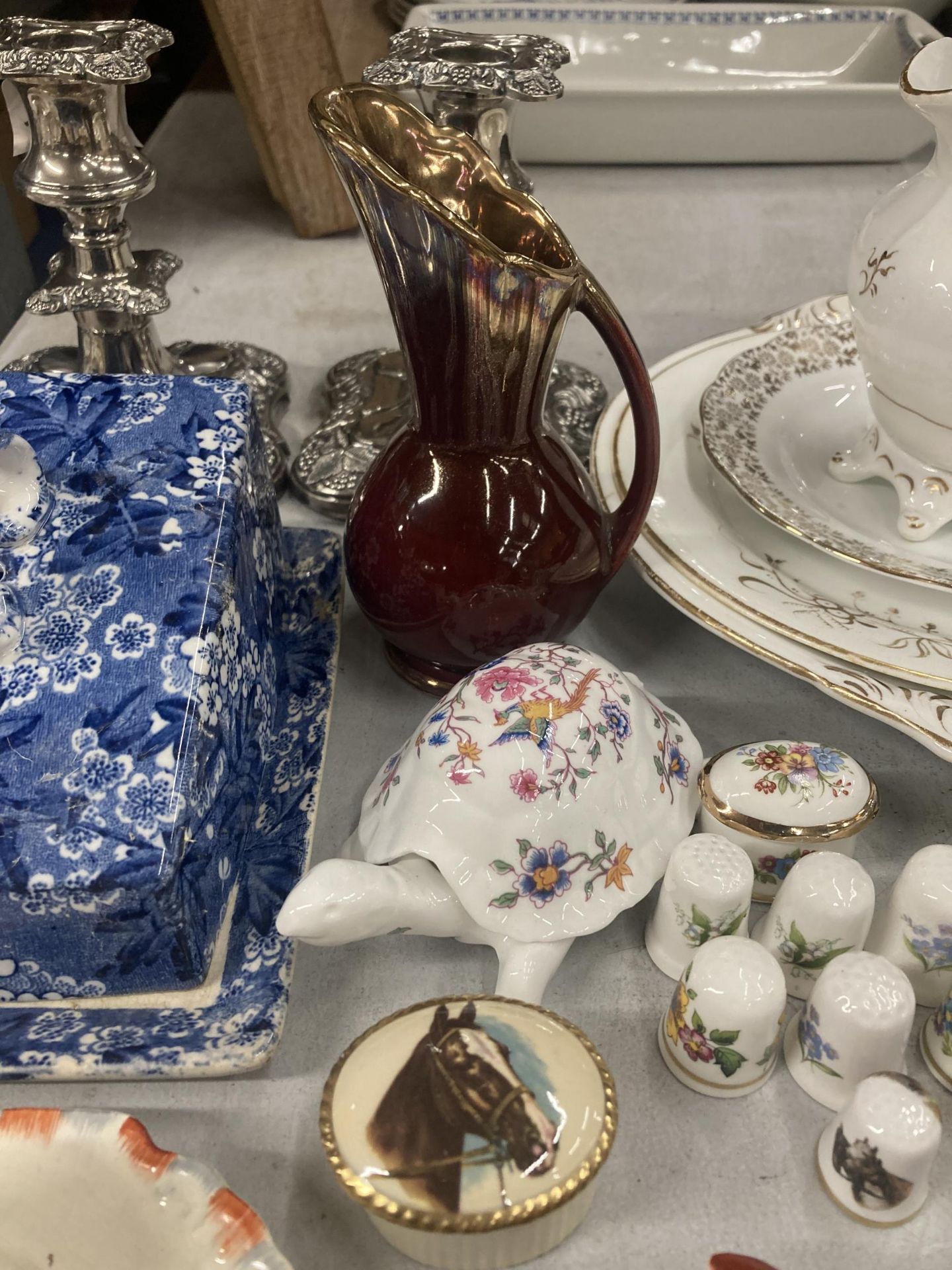 A QUANTITY OF CERAMICS TO INCLUDE WEDGWOOD AND A PAIR OF SILVER PLATED CANDLESTICKS - Bild 3 aus 7