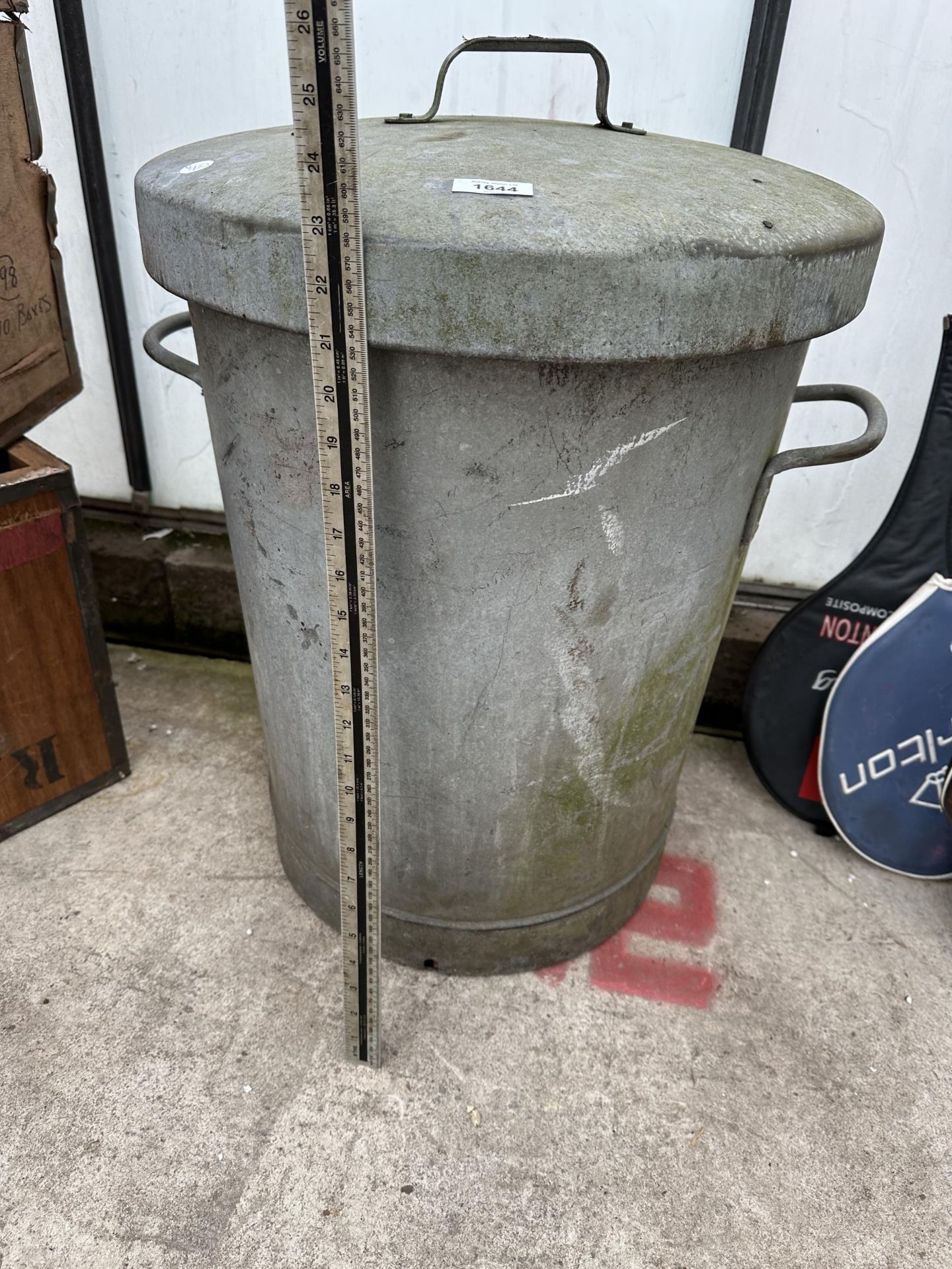 A GALVANISED DUSTBIN WITH LID - Image 2 of 3