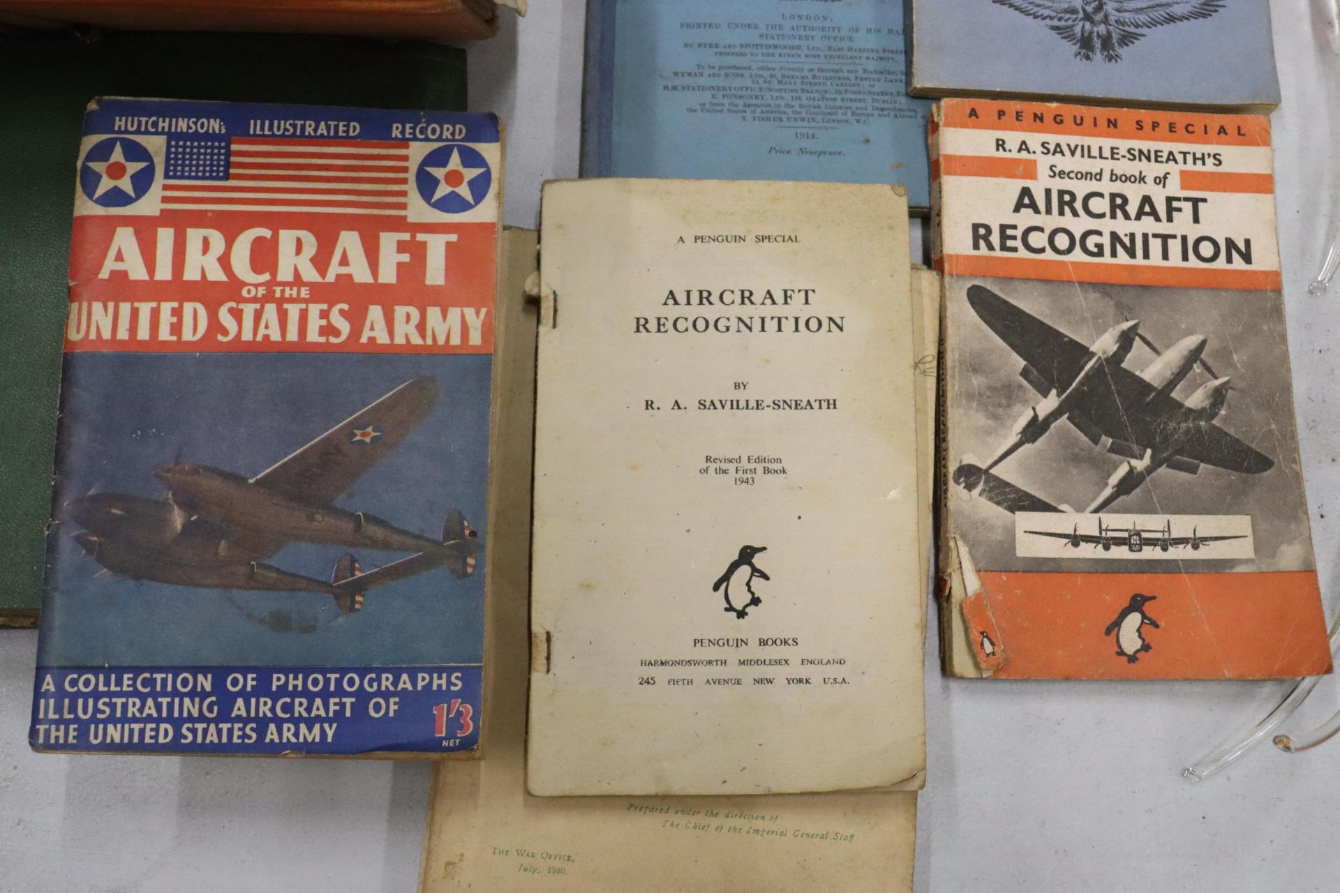 A COLLECTION OF VINTAGE AVIATION BOOKS TO INCLUDE 'THE ROYAL ENGINEERS POCKET BOOK', 1936 - Bild 2 aus 9