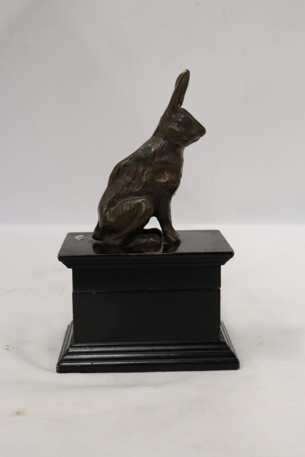 A FIGURE OF A HARE SITTING ON A WOODEN TRINKET BOX - Image 3 of 6