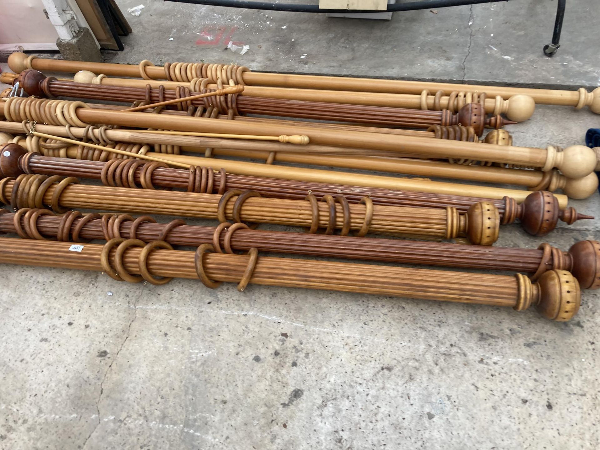 A LARGE ASSORTMENT OF CURTAIN POLES, CURTAINS AND FITTINGS ETC - Image 2 of 4