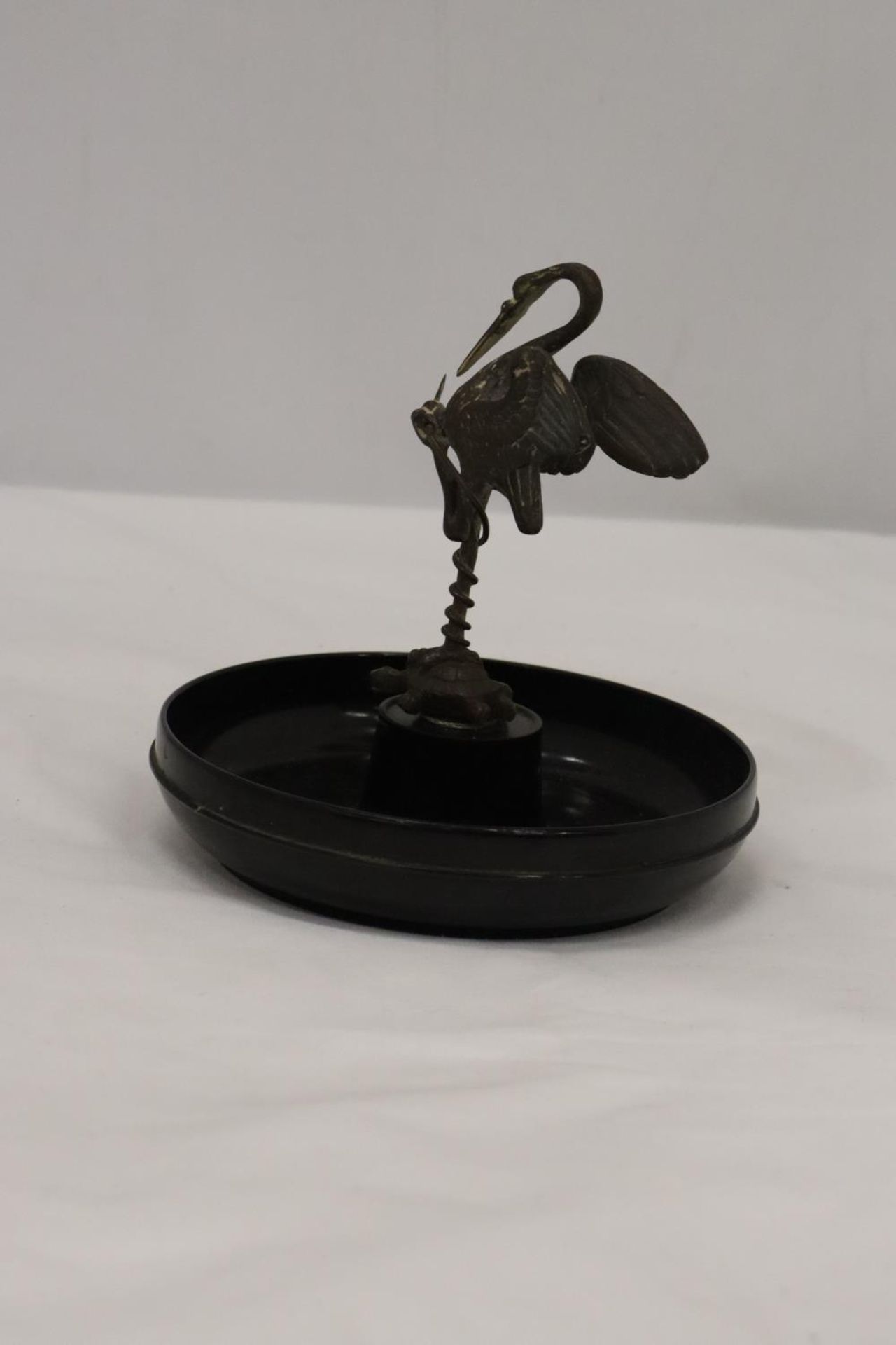 A VINTAGE BAKELITE PIN DISH WITH A PEWTER STORK - Image 3 of 4