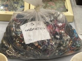 A LARGE QUANTITY OF UNSORTED COSTUME JEWELLERY - 7.3 KG