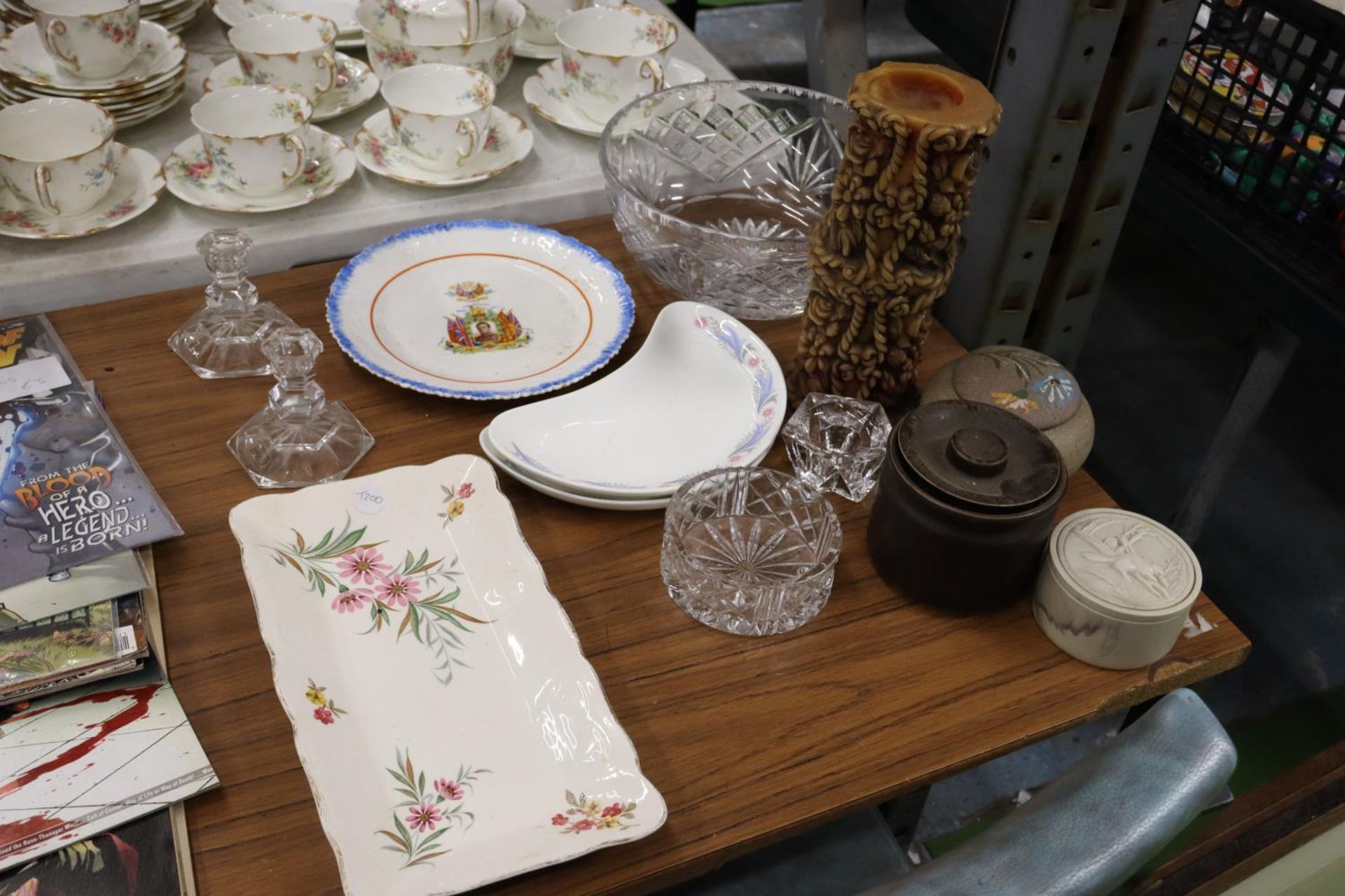 A COLLECTION OF CERAMICS AND GLASSWARE TO INCLUDE BOWLS, CANDLESTICKS, PLATES, LIDDED POTS, ETC