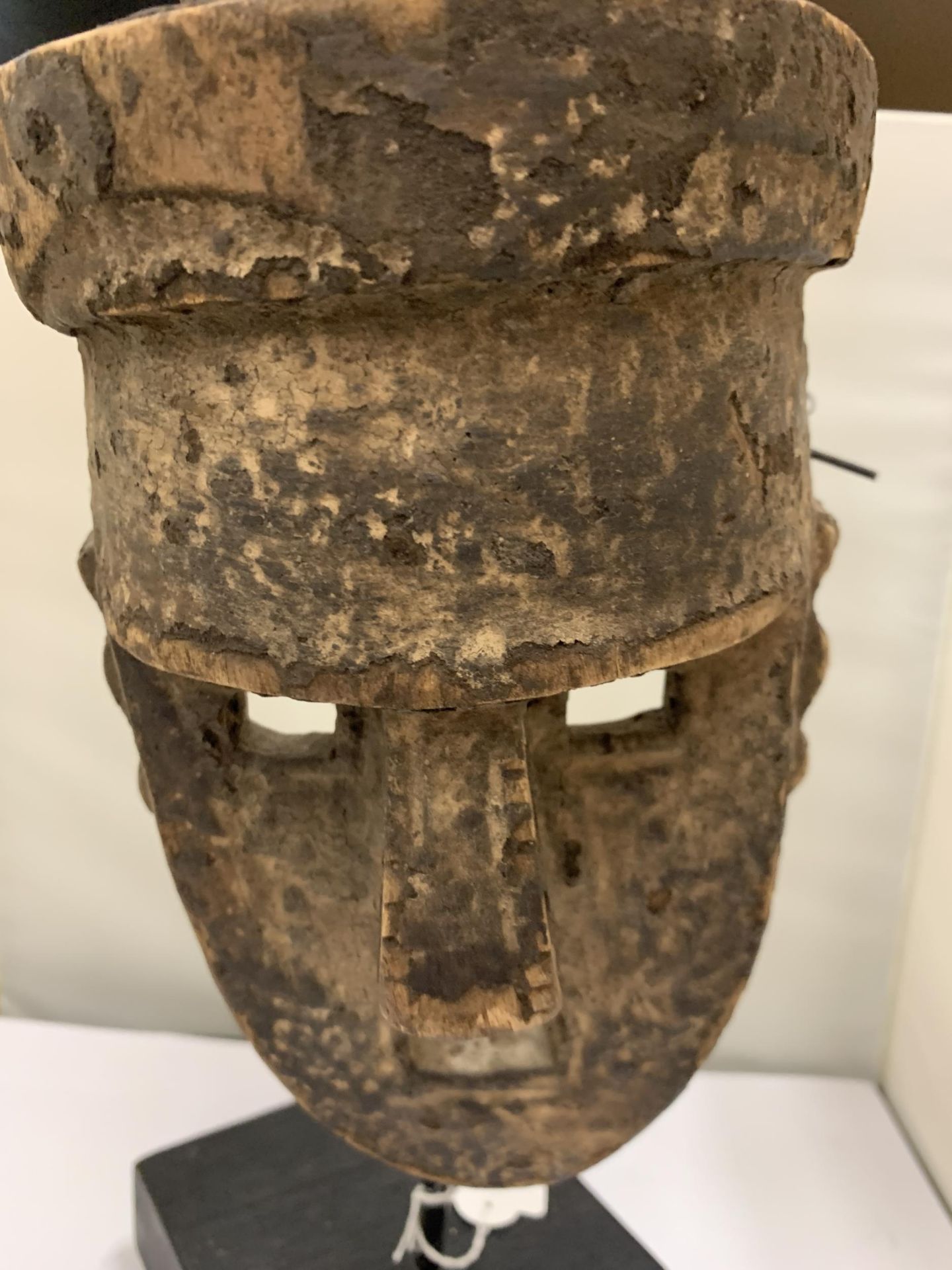 A LATE 19TH CENTURY EARLY 20TH CENTURY MALI DOGON MASK ON A MUSEUM STYLE STAND - Image 2 of 4