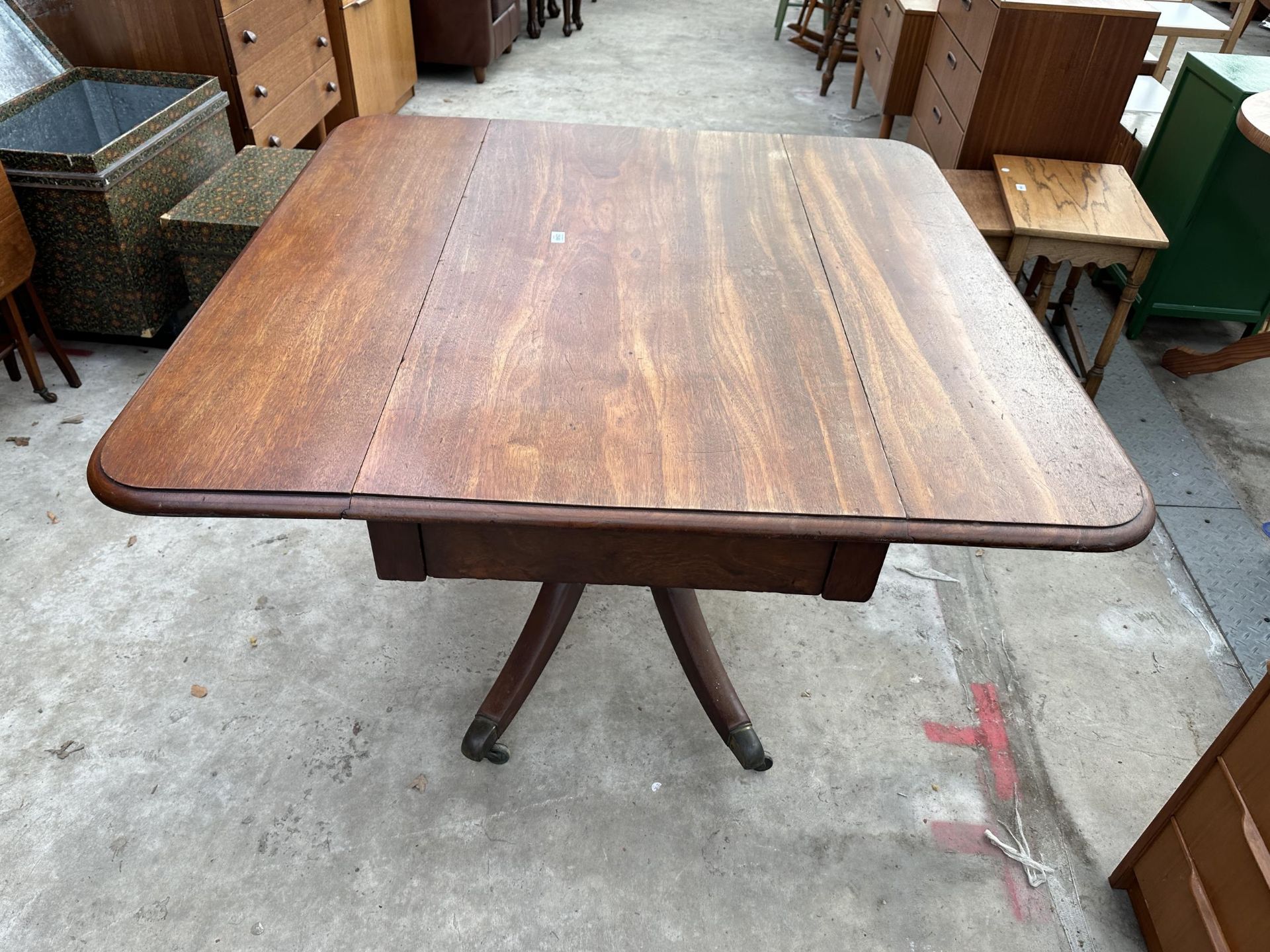 A 19TH CENTURY MAHOGANY PEDESTAL DROP LEAF TABLE WITH BRASS CASTERS 48" SQUARE OPENER - Image 3 of 4