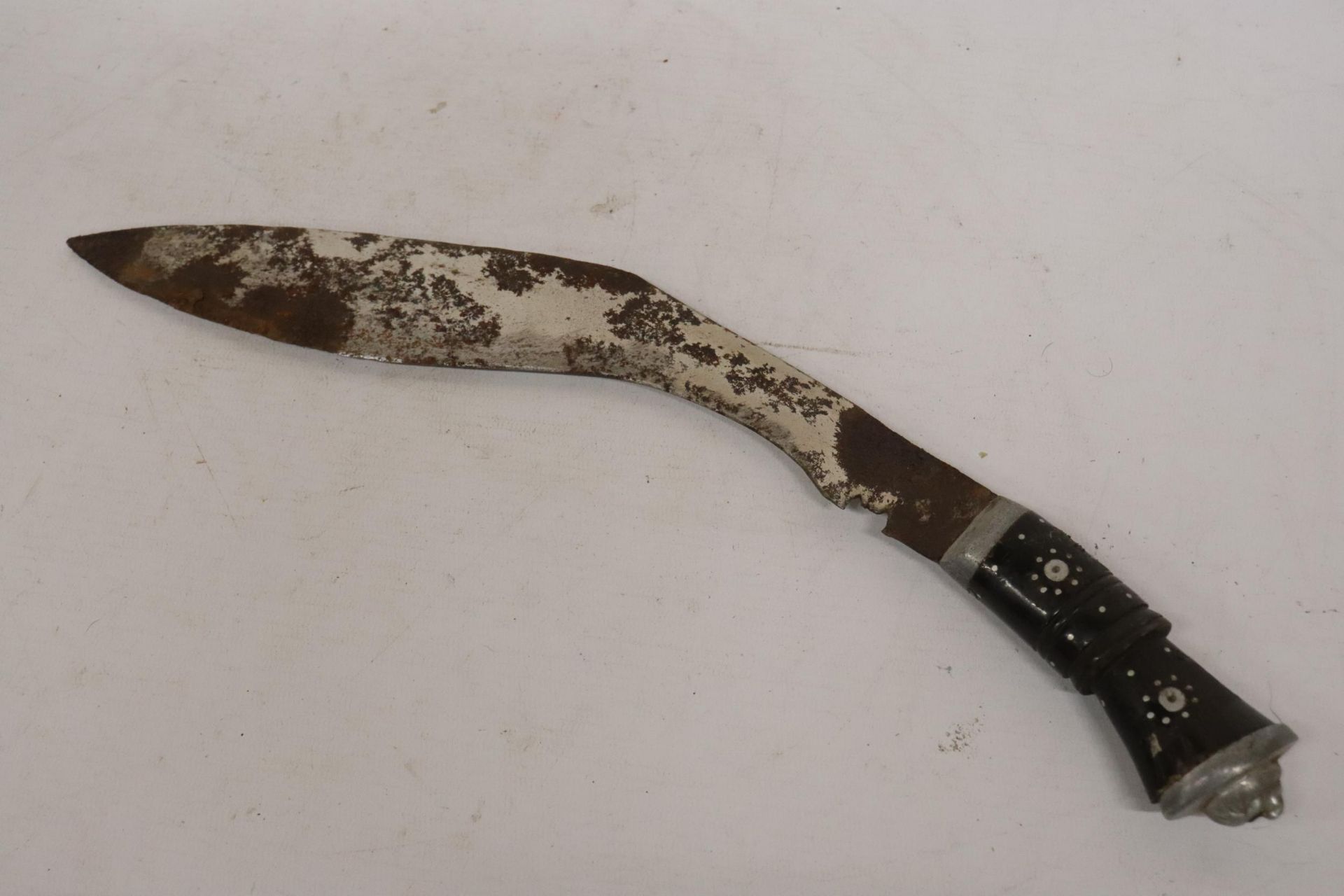 A VINTAGE GURKAH KUKRI KNIFE AND A MACHETE, BOTH IN SHEATHS - Image 4 of 6
