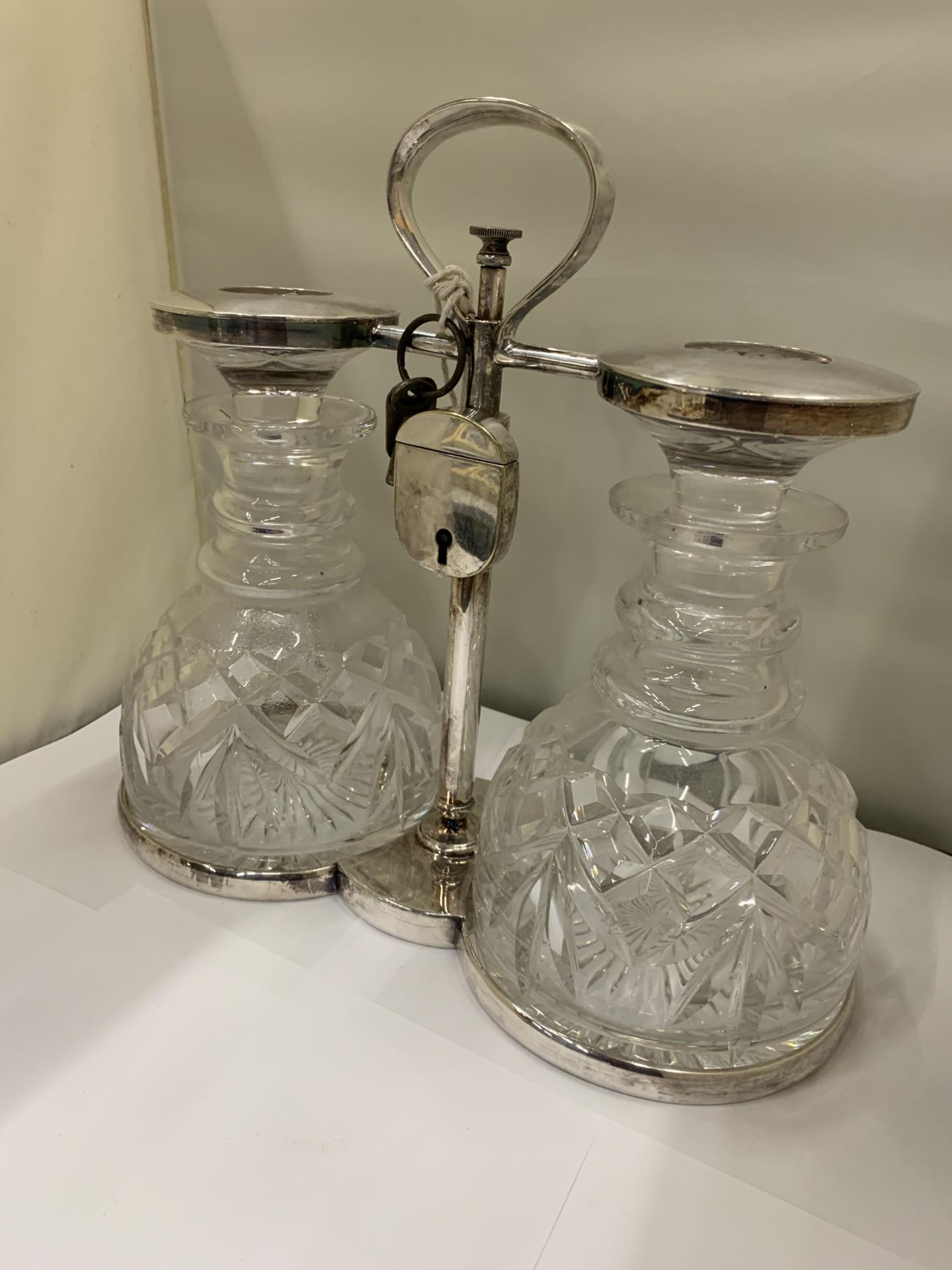 A WHITE METAL TANTALUS WITH TWO CUT GLASS DECANTERS WITH PADLOCK AND KEY - Image 2 of 4