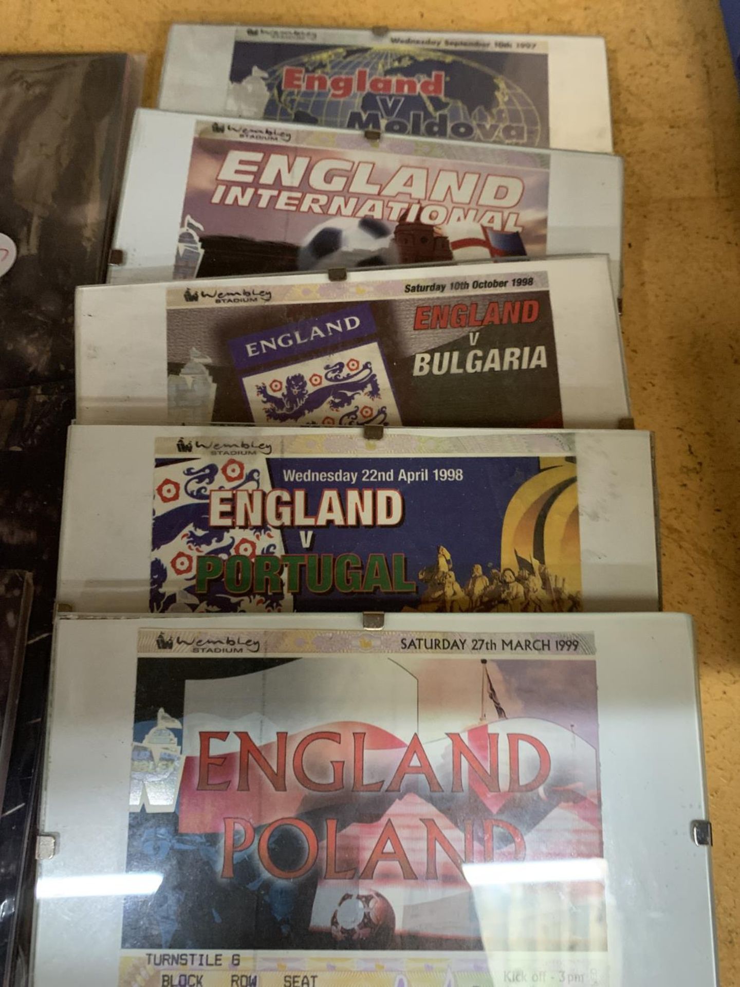 FIVE FRAMED ENGLAND INTERNATIONAL MATCHDAY TICKETS FROM THE 1990'S, PLUS A COMPLETE OFFICIAL COIN - Bild 3 aus 5