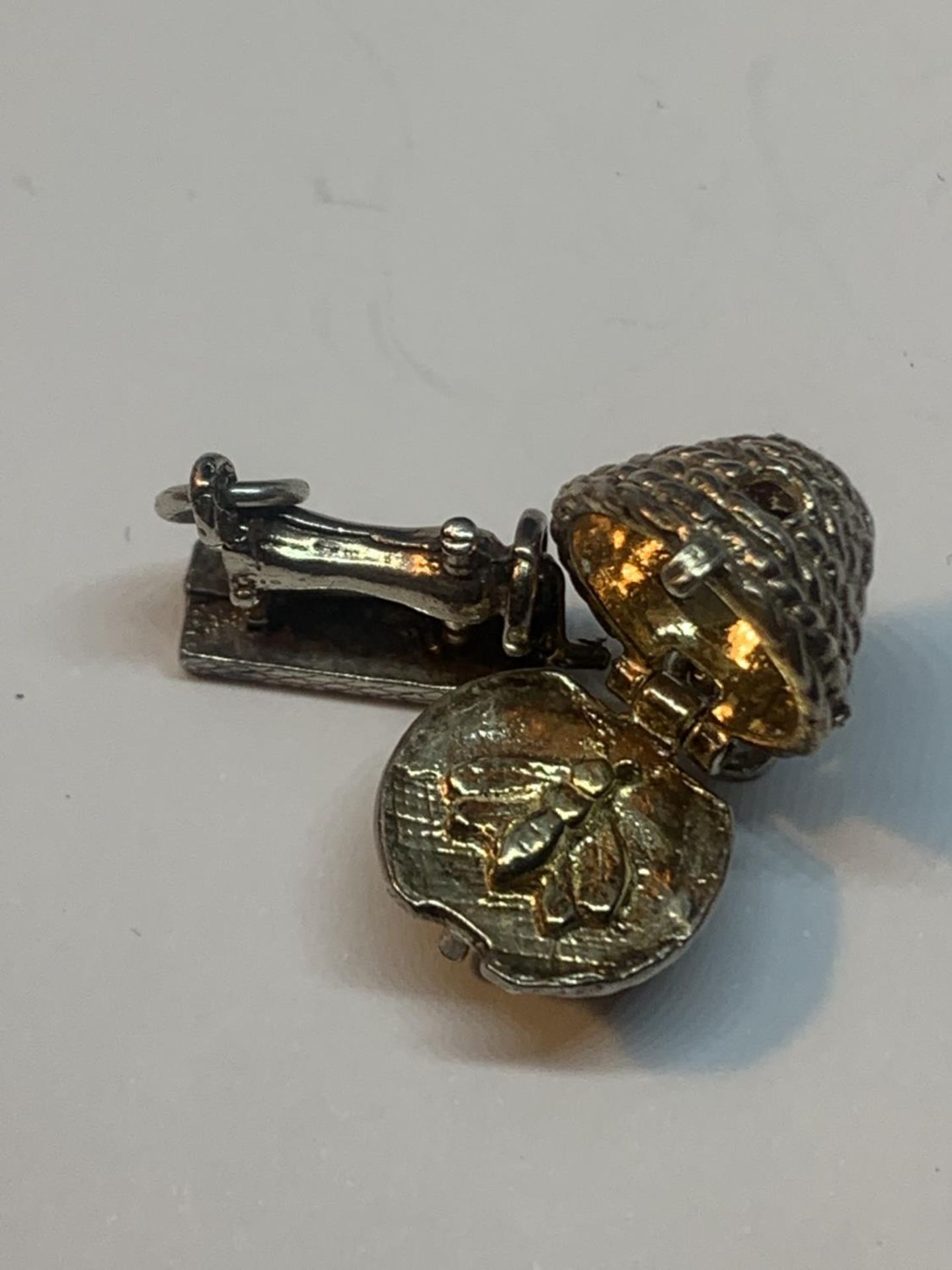 EIGHT VARIOUS SILVER CHARMS - Image 4 of 4