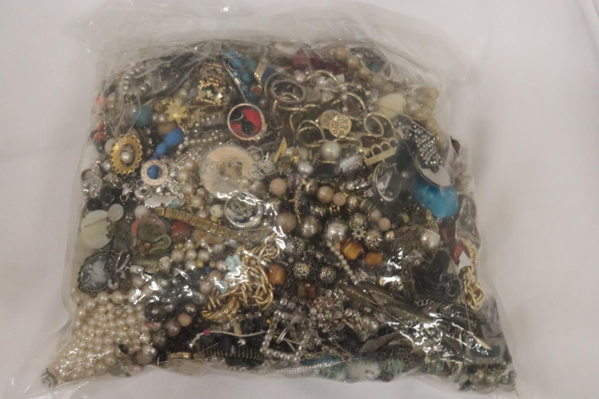 A LARGE QUANTITY OF COSTUME JEWELLERY - 5 KG IN TOTAL - Image 5 of 8