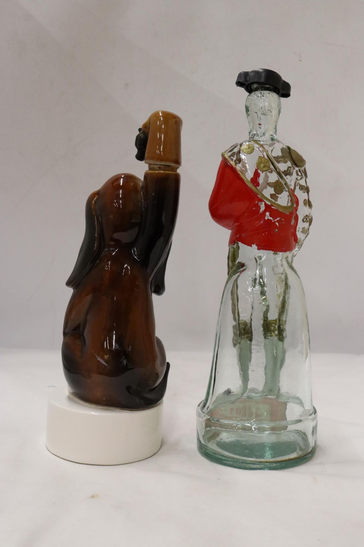 AN UNUSUAL SANGRIA DECANTER IN THE FORM OF A MATADOR AND 'THE LAST SHOT' DROOPY DECANTER - Bild 3 aus 7