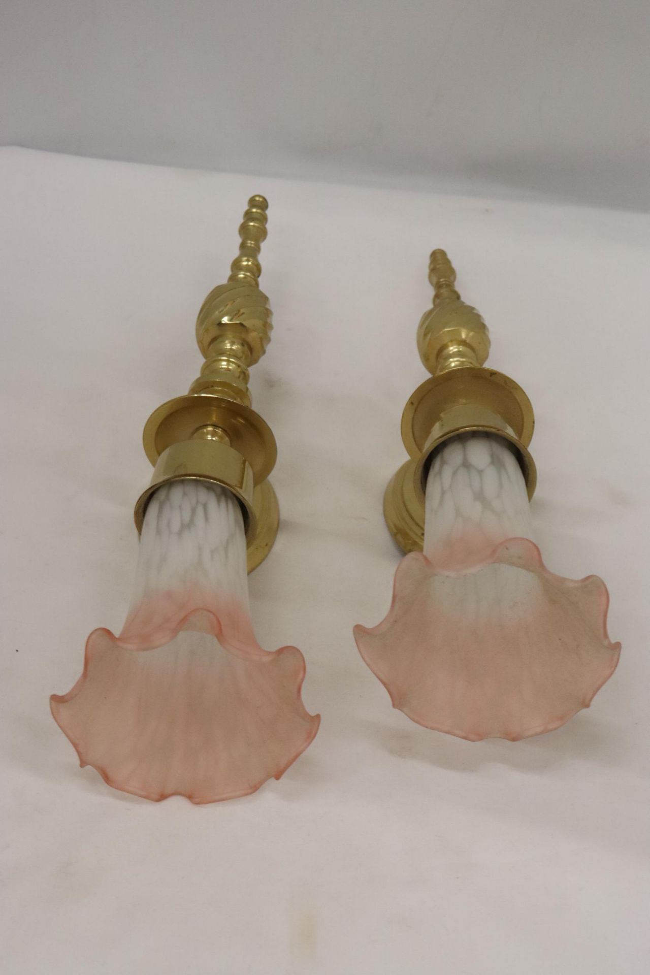 A PAIR OF BRASS WALL LIGHTS WITH FLUTED GLASS SHADES, HEIGHT 36CM - Image 6 of 6