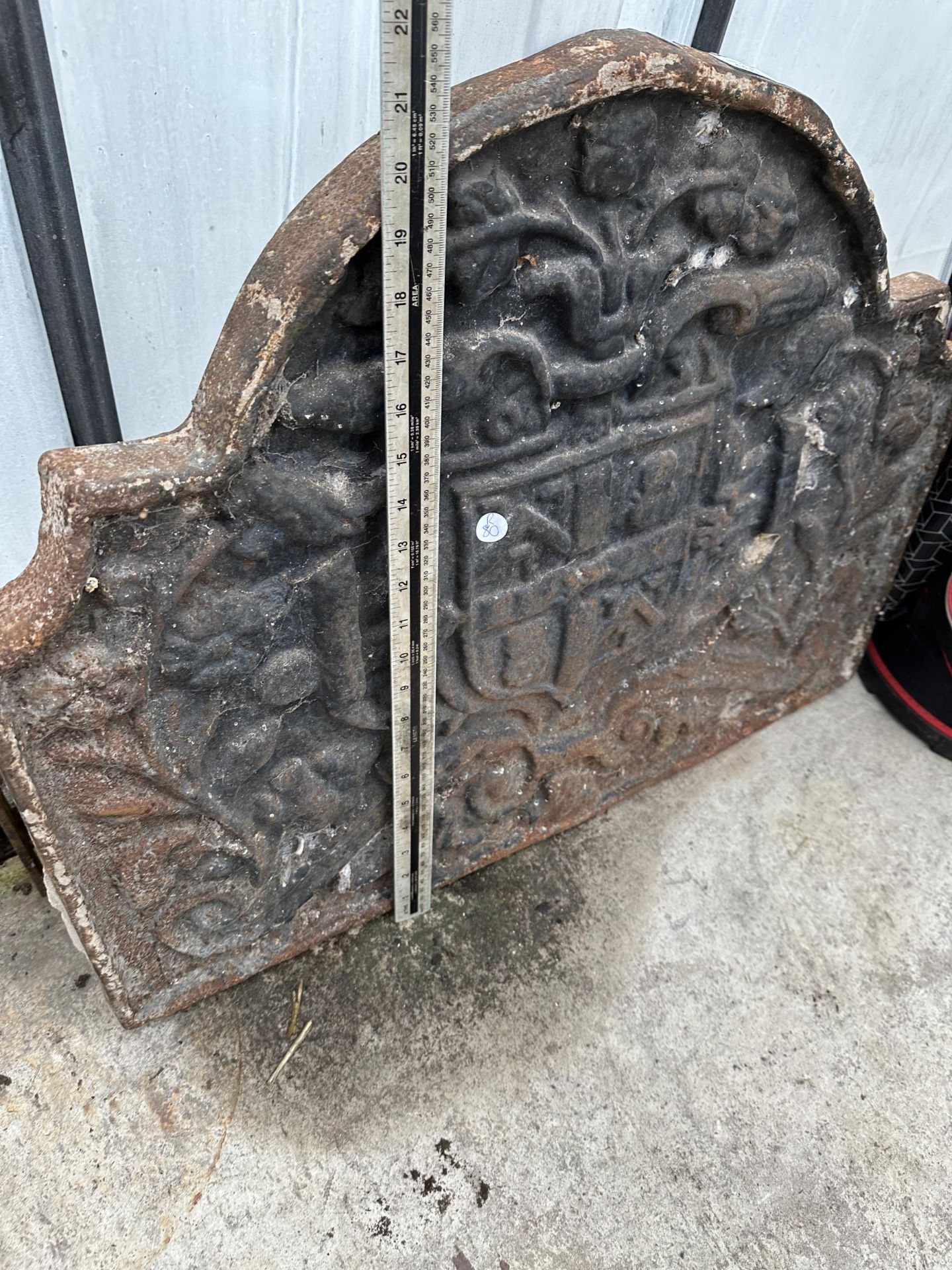 A VINTAGE AND DECORATIVE HEAVY CAST IRON FIRE BACK - Image 2 of 2
