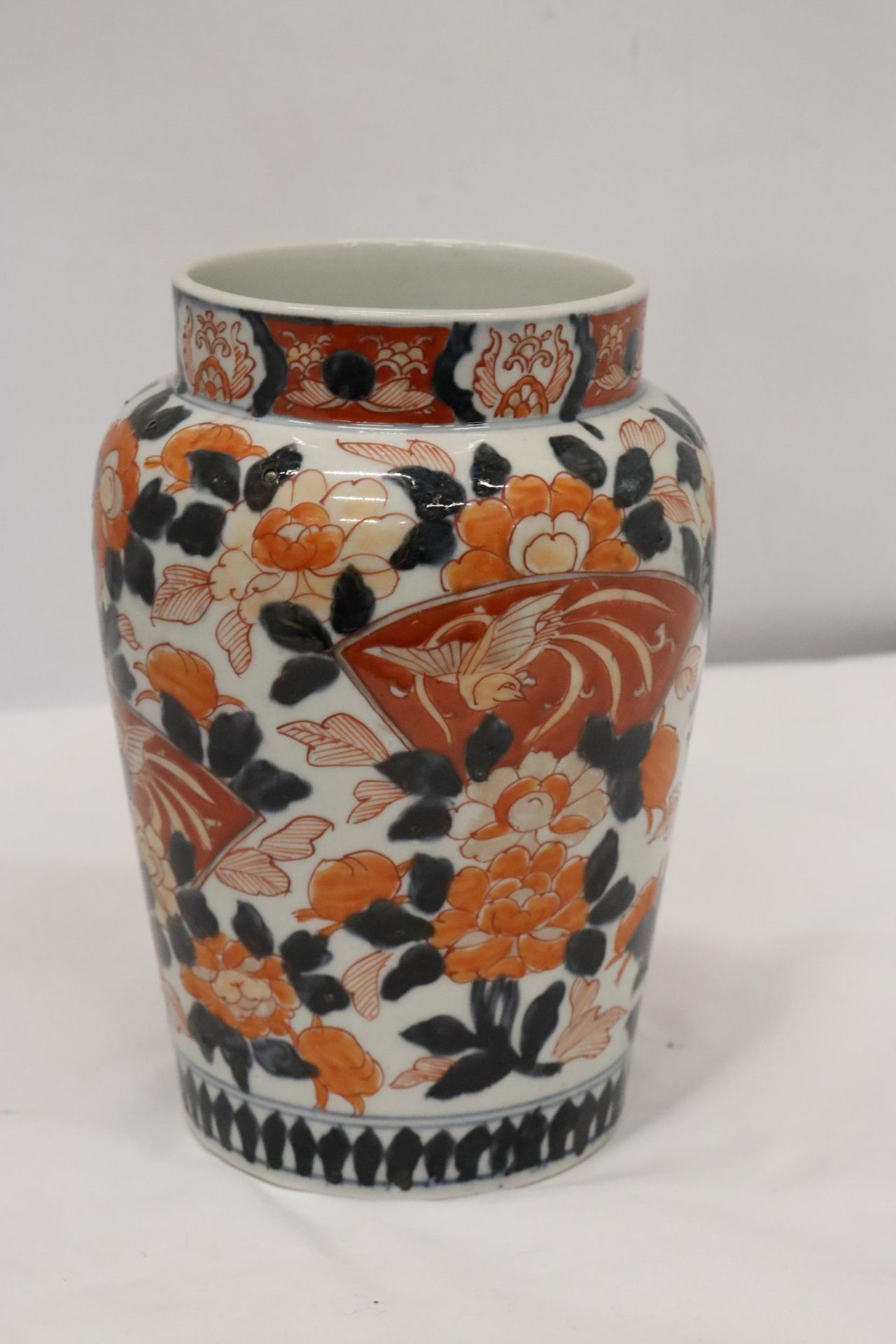 AN ORIENTAL STYLE VASE - Image 3 of 6