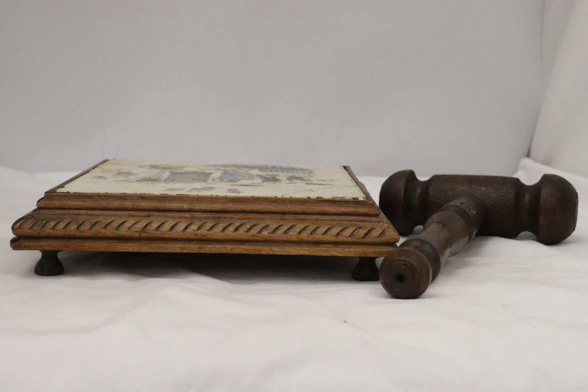 A LARGE AUCTIONEERS GAVEL WITH A TILED PLINTH - Image 2 of 6