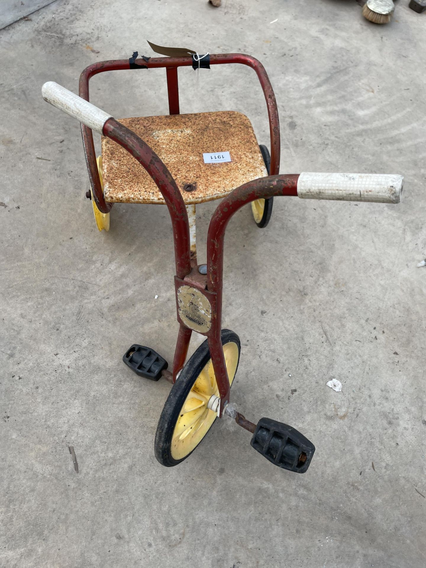 A VINTAGE METAL CHILDS TRICYCLE - Image 2 of 2