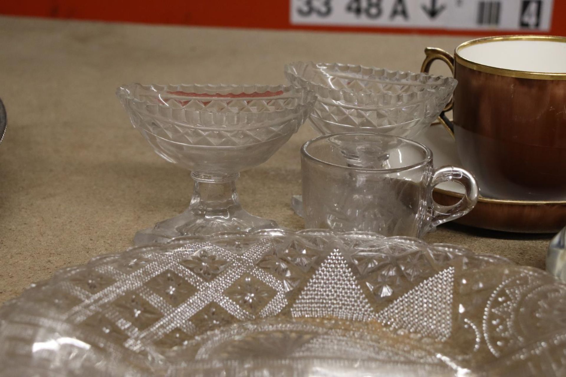 A MIXED VINTAGE LOT TO INCLUDE CABINET PLATES, GLASSWARE, TILES, ETC - Image 5 of 5