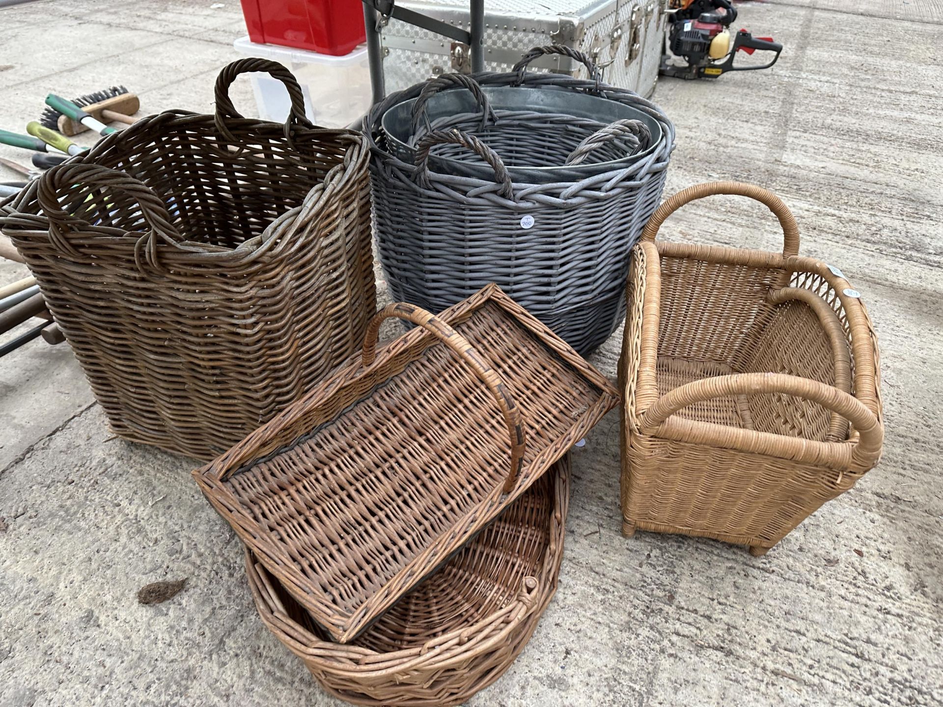 AN ASSORTMENT OF WICKER BASKETS TO INCLUDE TWO LOG BASKETS, A CAT BED AND TRUGS ETC - Bild 2 aus 2