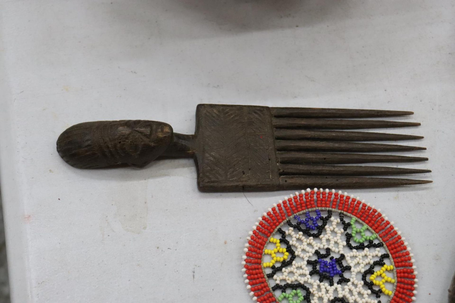 A QUANTITY OF AFRICAN ITEMS TO INCLUDE A DRUM, COMB, ETC., - Image 5 of 8