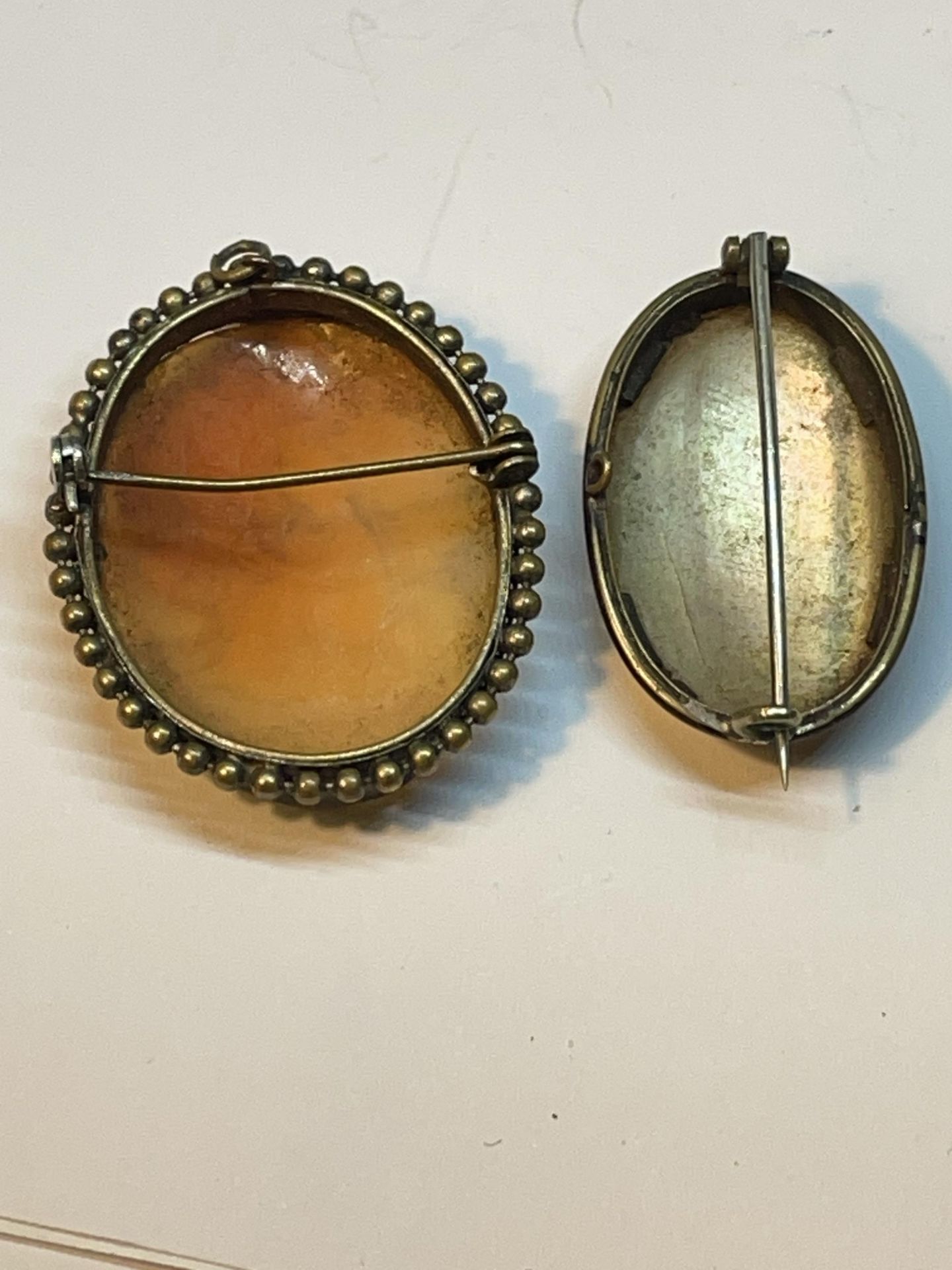 TWO BROOCHES TO INCLUDE A LUSTRE SHELL AND A CAMEO - Image 4 of 4