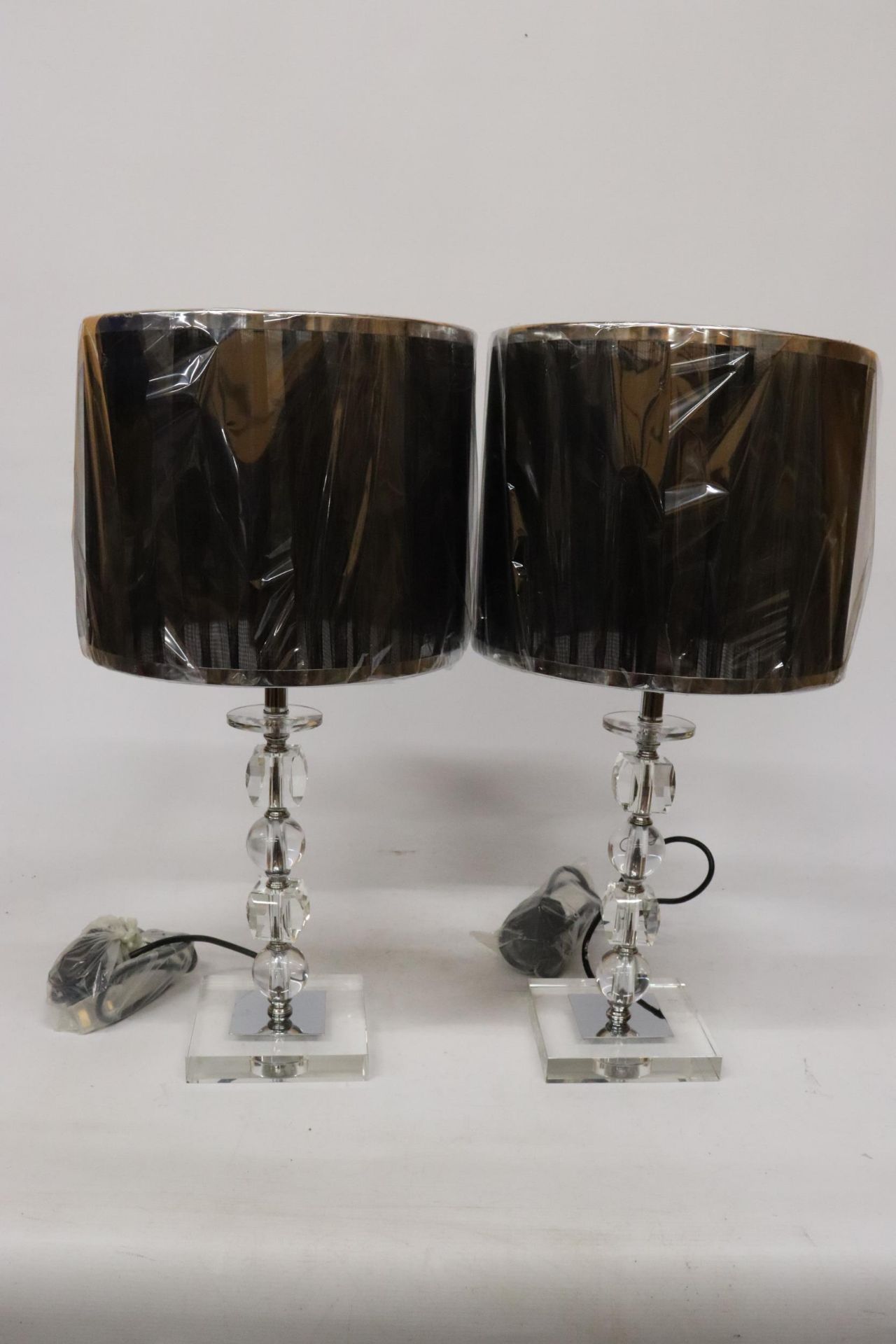 A PAIR OF MODERN TABLE LAMPS WITH SHADES, HEIGHT 60CM