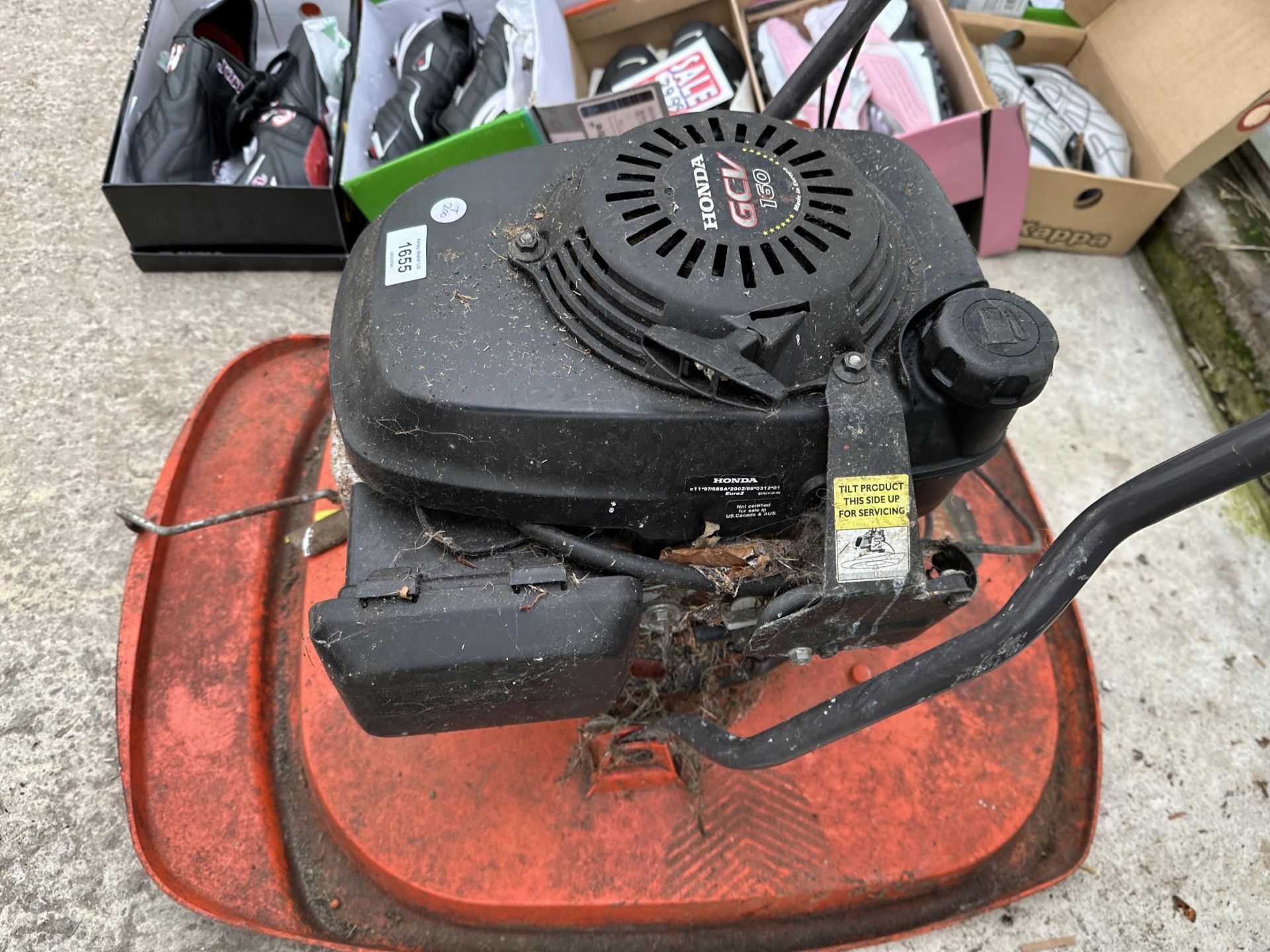 A FLYMO LAWN MOWER WITH HONDA ENGINE - Bild 3 aus 3