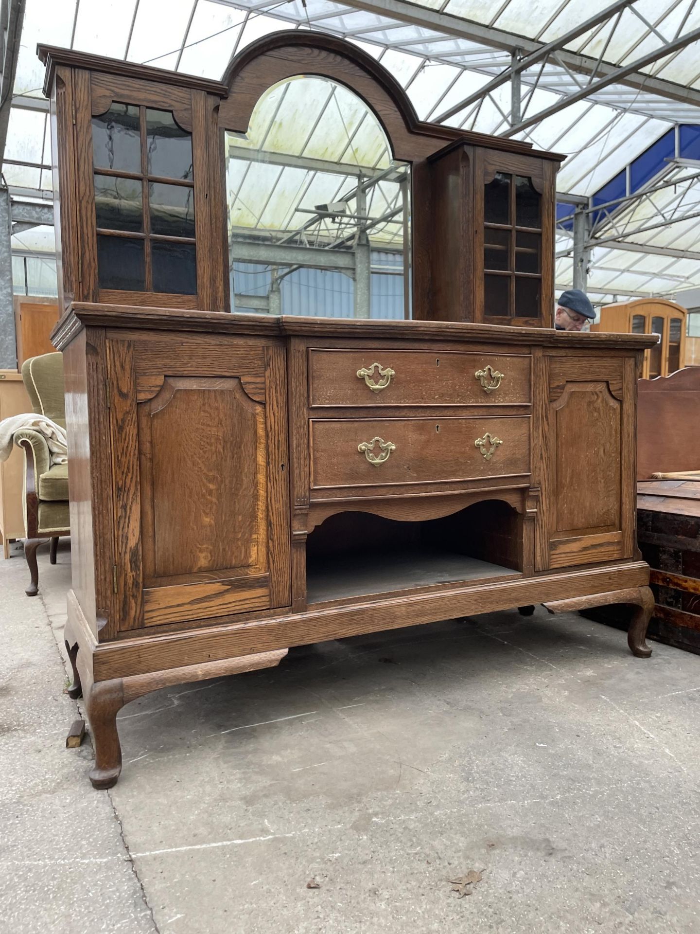 AN EDWARDIAN OAK MIRROR-BACK SIDEBOARD ENCLOSING TWO GLAZED CUPBOARDS TO UPPER PORTION - 60 INCH - Image 3 of 9