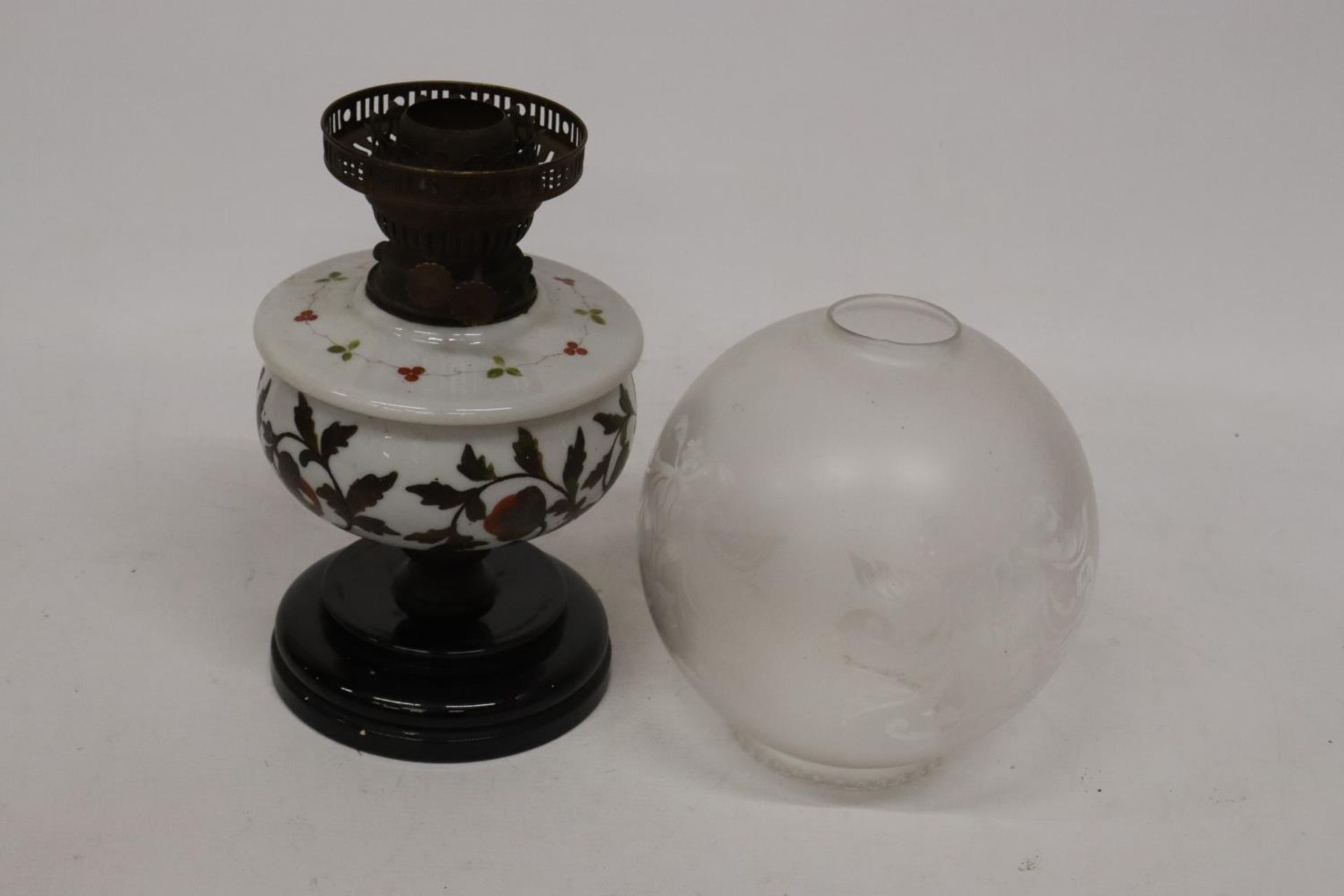 AN ANTIQUE PORCELAIN OIL LAMP - Image 5 of 5