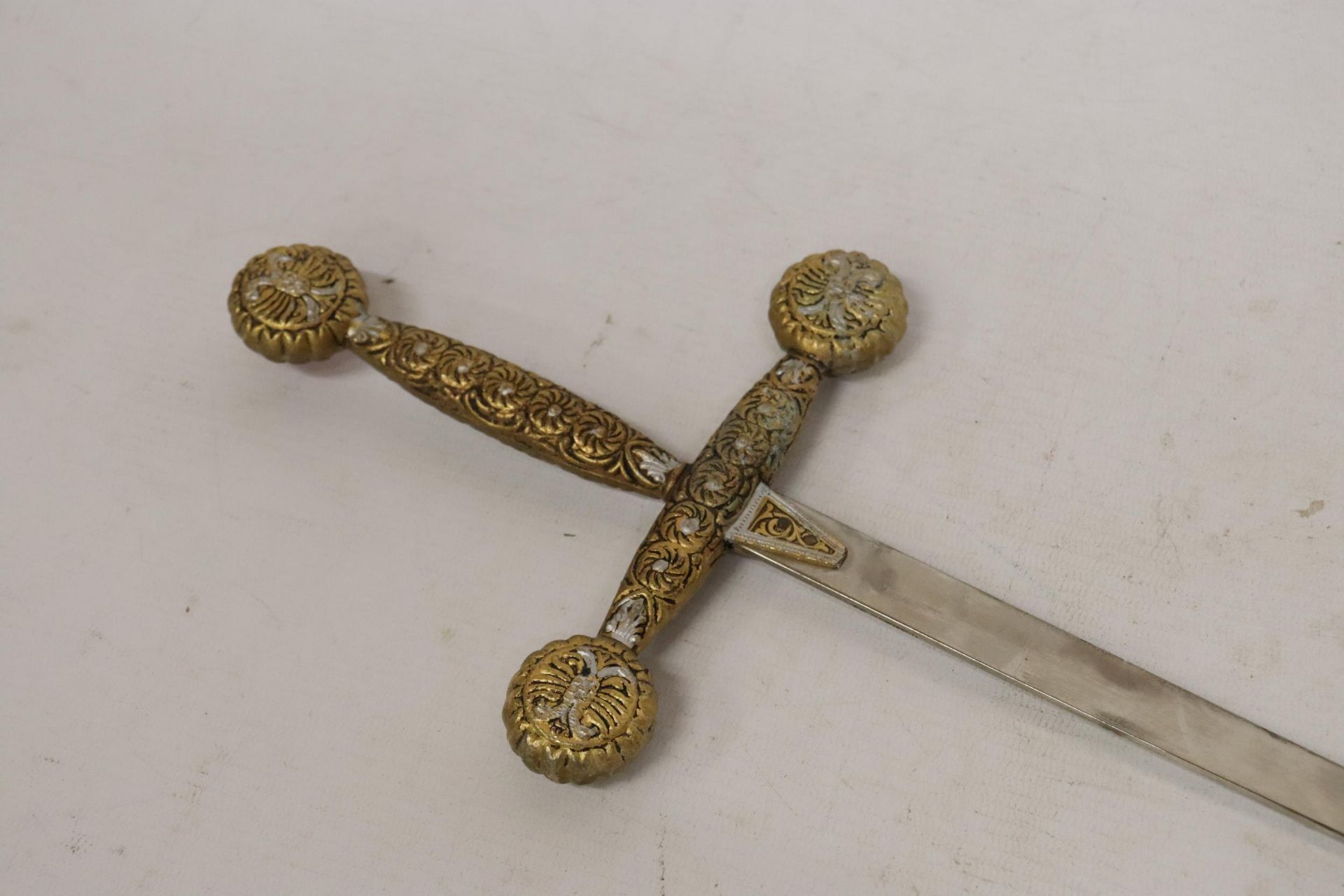 A SPANISH JEWELLED ORNAMENTAL SWORD MADE OF TOLEDO STEEL, LENGTH 31 INCHES - Image 5 of 5