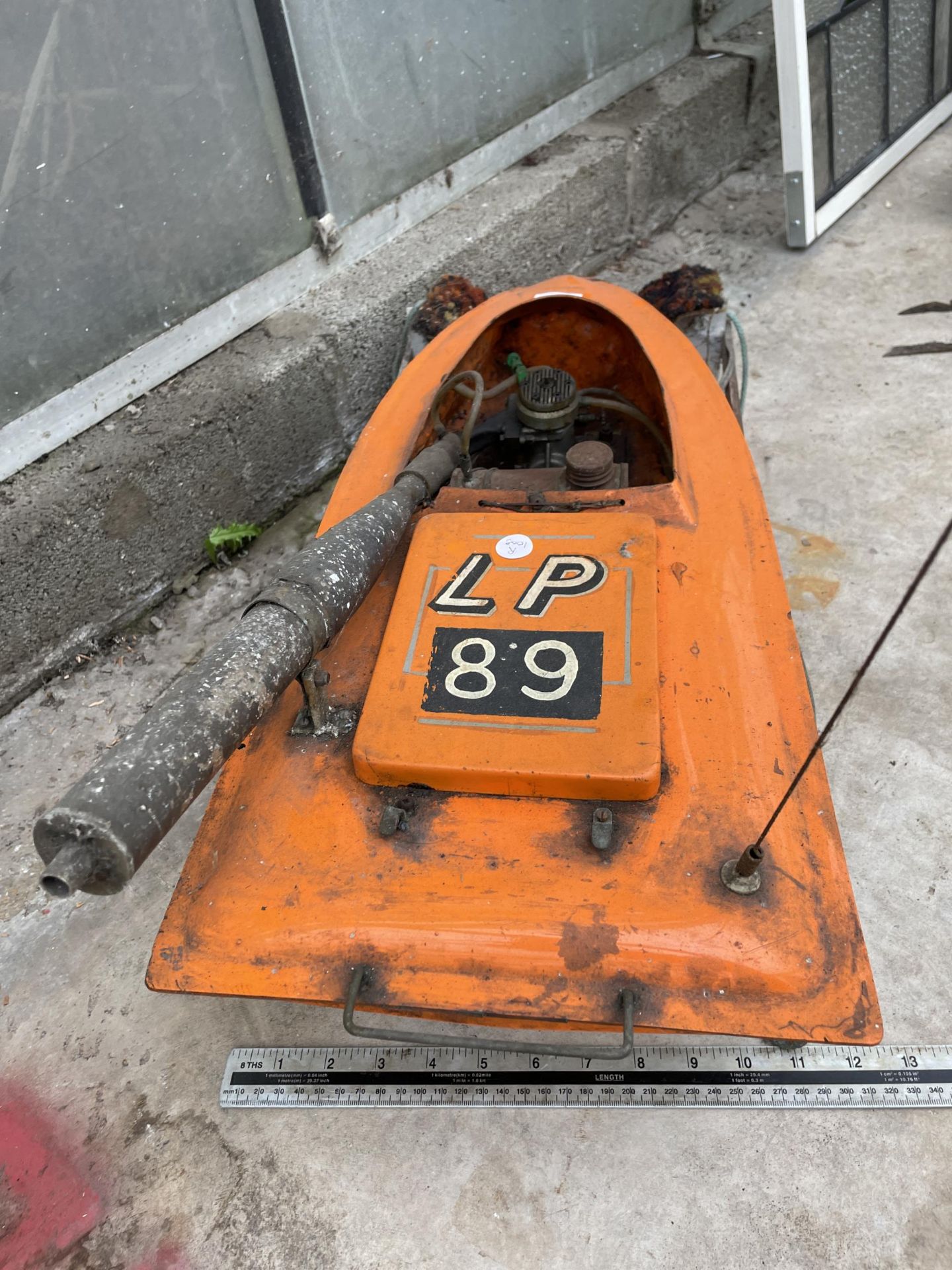 A PETROL ENGINE REMOTE CONTROL BOAT (NO CONTROL) - Image 4 of 6