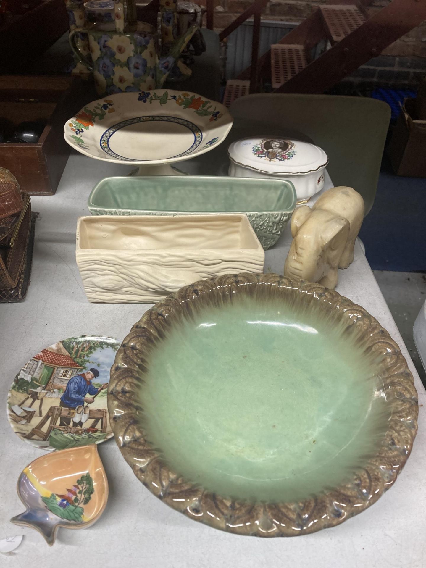 VARIOUS CERAMICS TO INCLUDE SMALL PLANTERS, CAKE STAND, ELEPHANT, LARGE DISH ETC