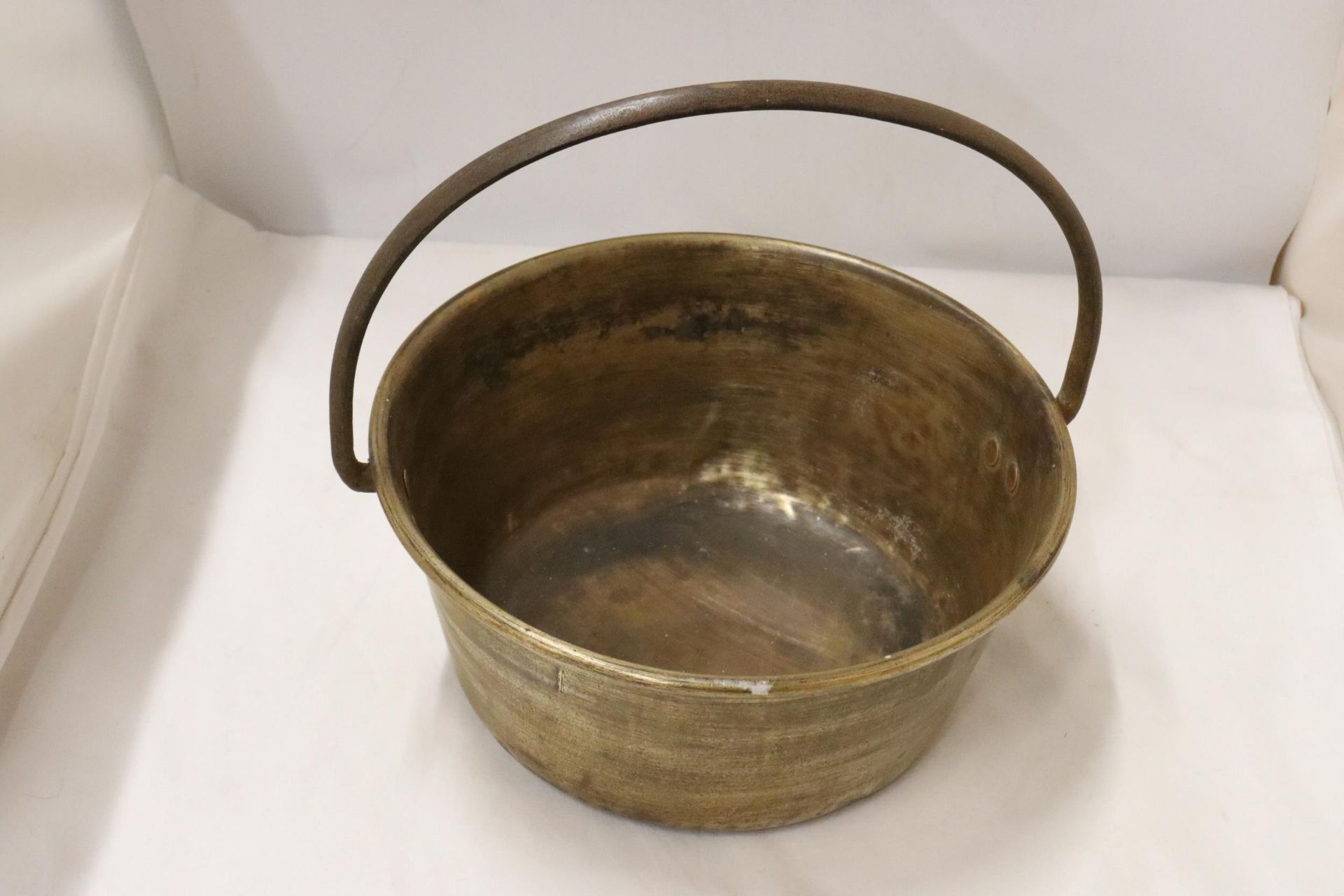 A BRASS JAM PAN, DIAMETER 29CM - Image 2 of 4