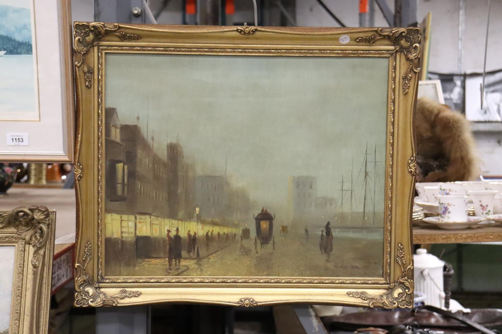 AN OIL ON CANVAS OF A VINTAGE FOGGY STREET SCENE, SIGNED ANDERSON, IN A GILT FRAME, 60CM X 49CM