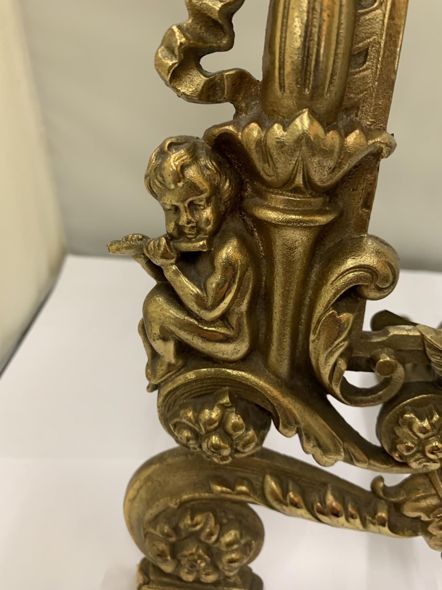 A DECORATIVE HEAVY BRASS FRAME WITH CHERUBS - Image 4 of 5