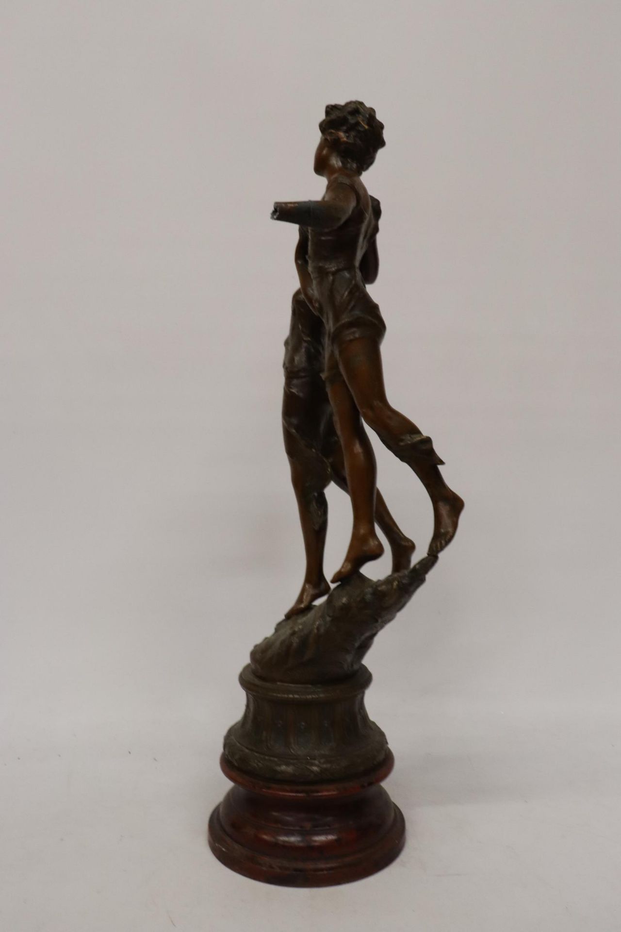 A LARGE BRASS COLOURED FIGURE A/F - Image 5 of 6