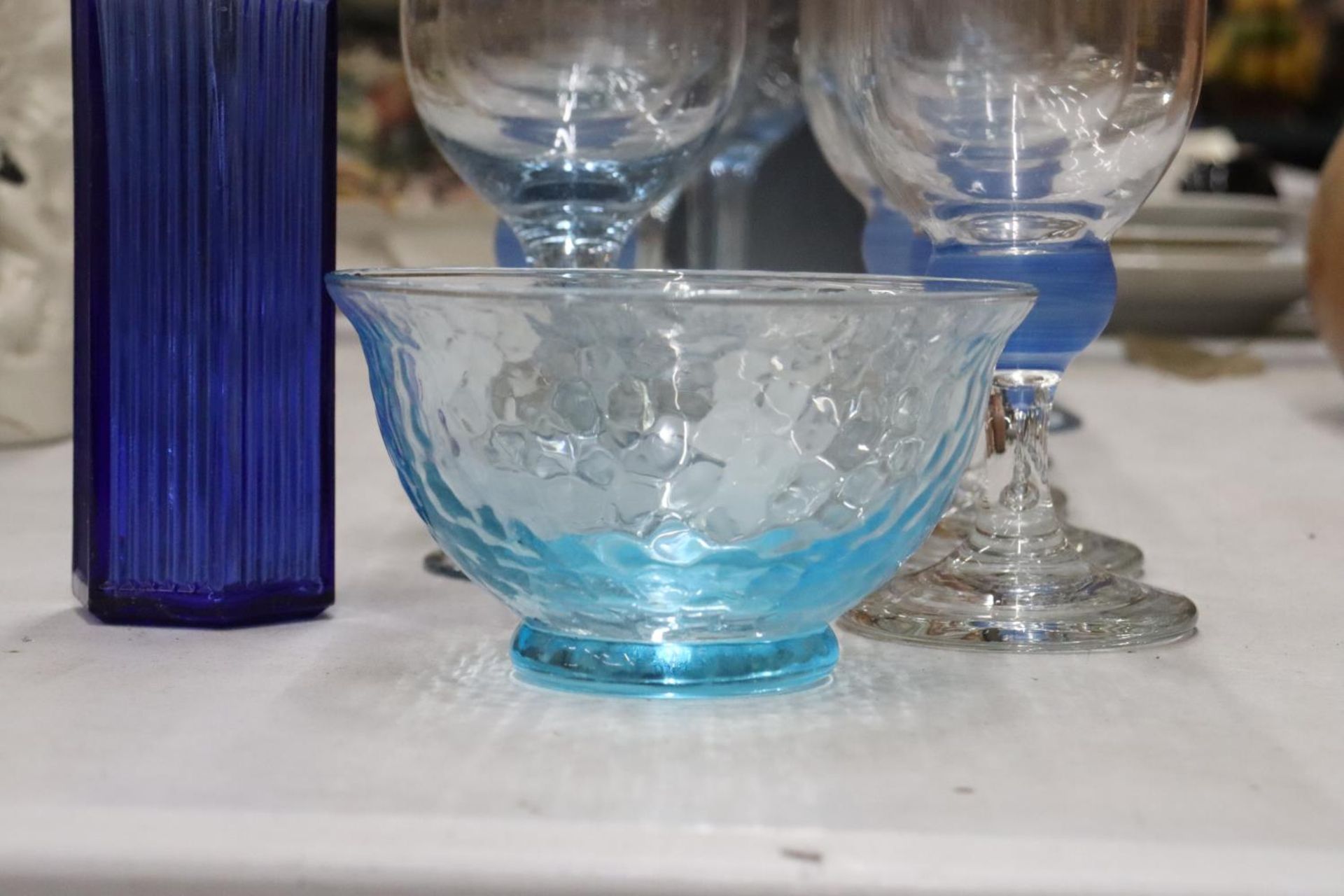 VARIOUS BLUE GLASS ITEMS TO INCLUDE GLASSES, BOWL AND BOTTLE - Image 4 of 8