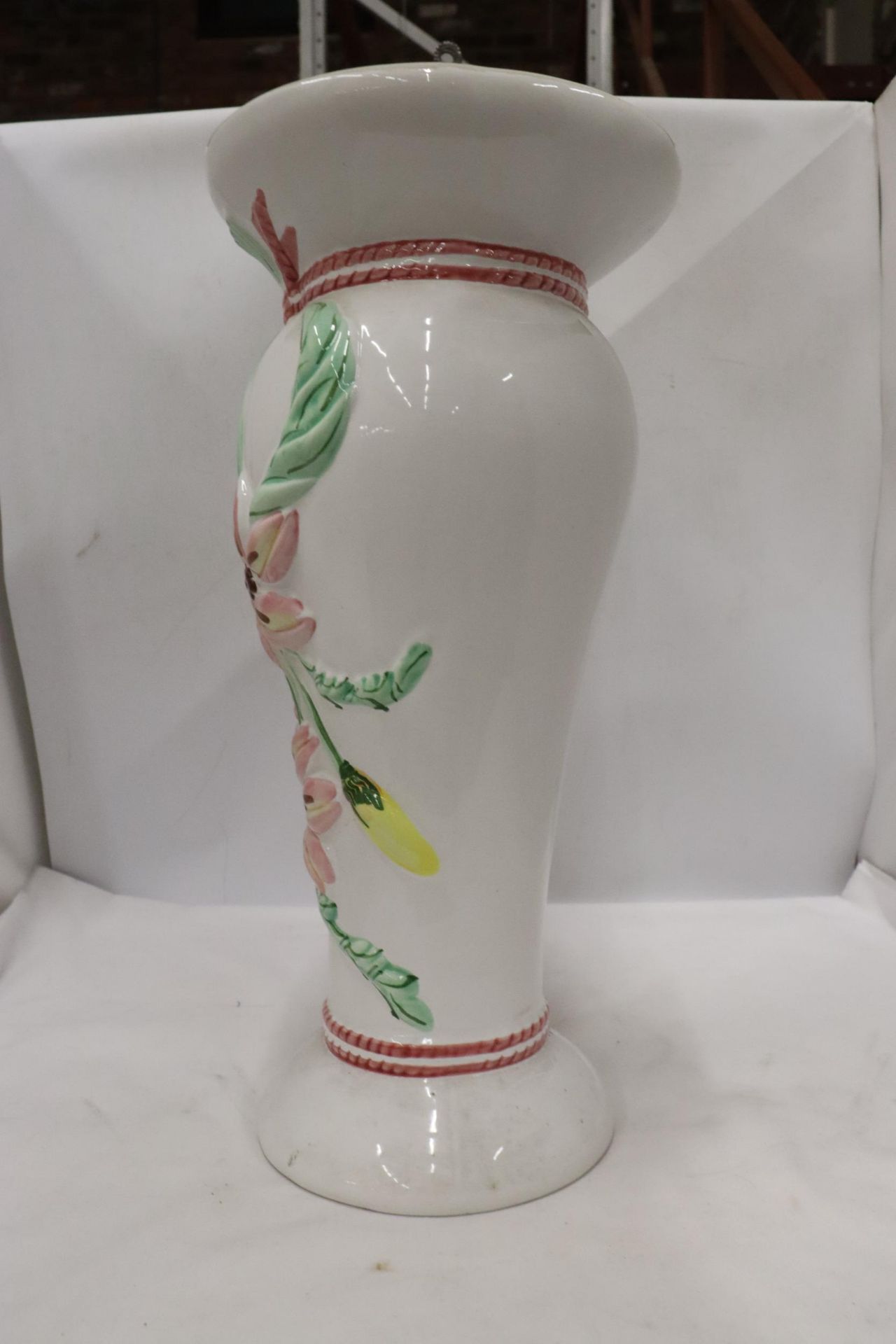 A LARGE FLORAL VASE, HEIGHT 43CM - Image 4 of 5