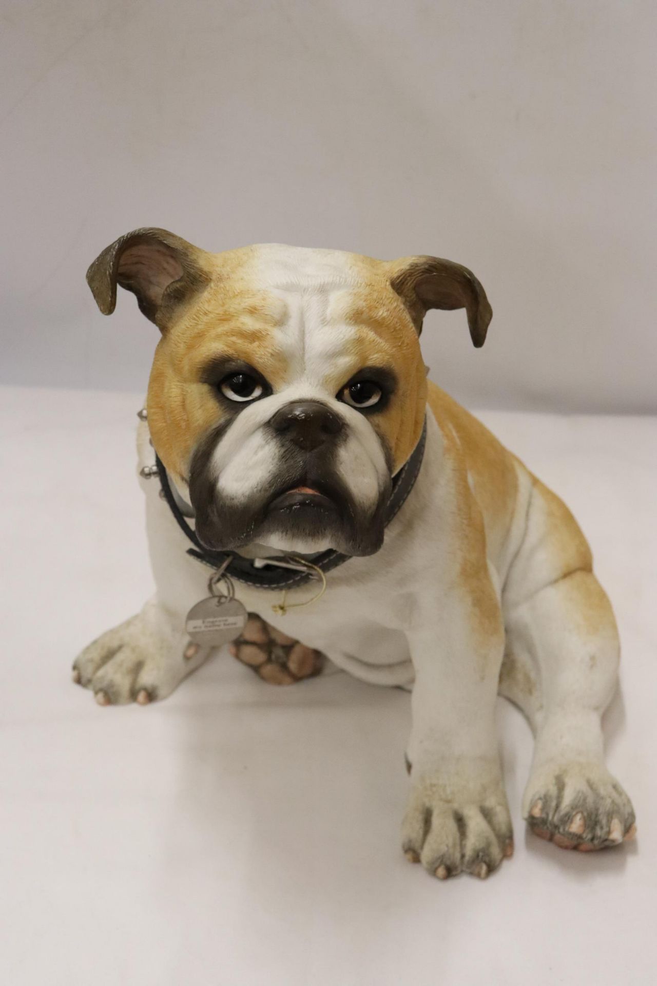 A LARGE HEAVY SOLID BULLDOG WITH REAL COLLAR, HEIGHT 29CM - Bild 2 aus 5