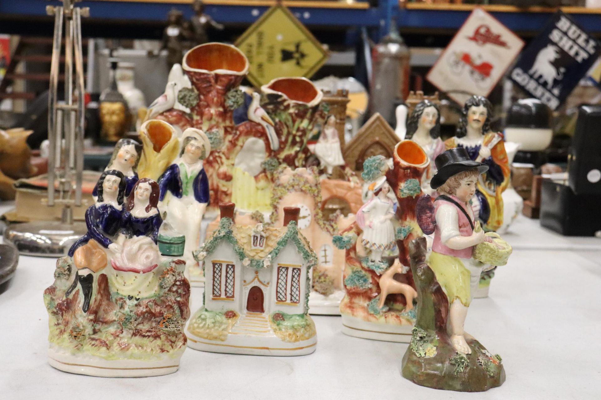 A COLLECTION OF VINTAGE STAFFORDSHIRE FIGURES TO INCLUDE FLATBACKS - 10 IN TOTAL - Image 5 of 11
